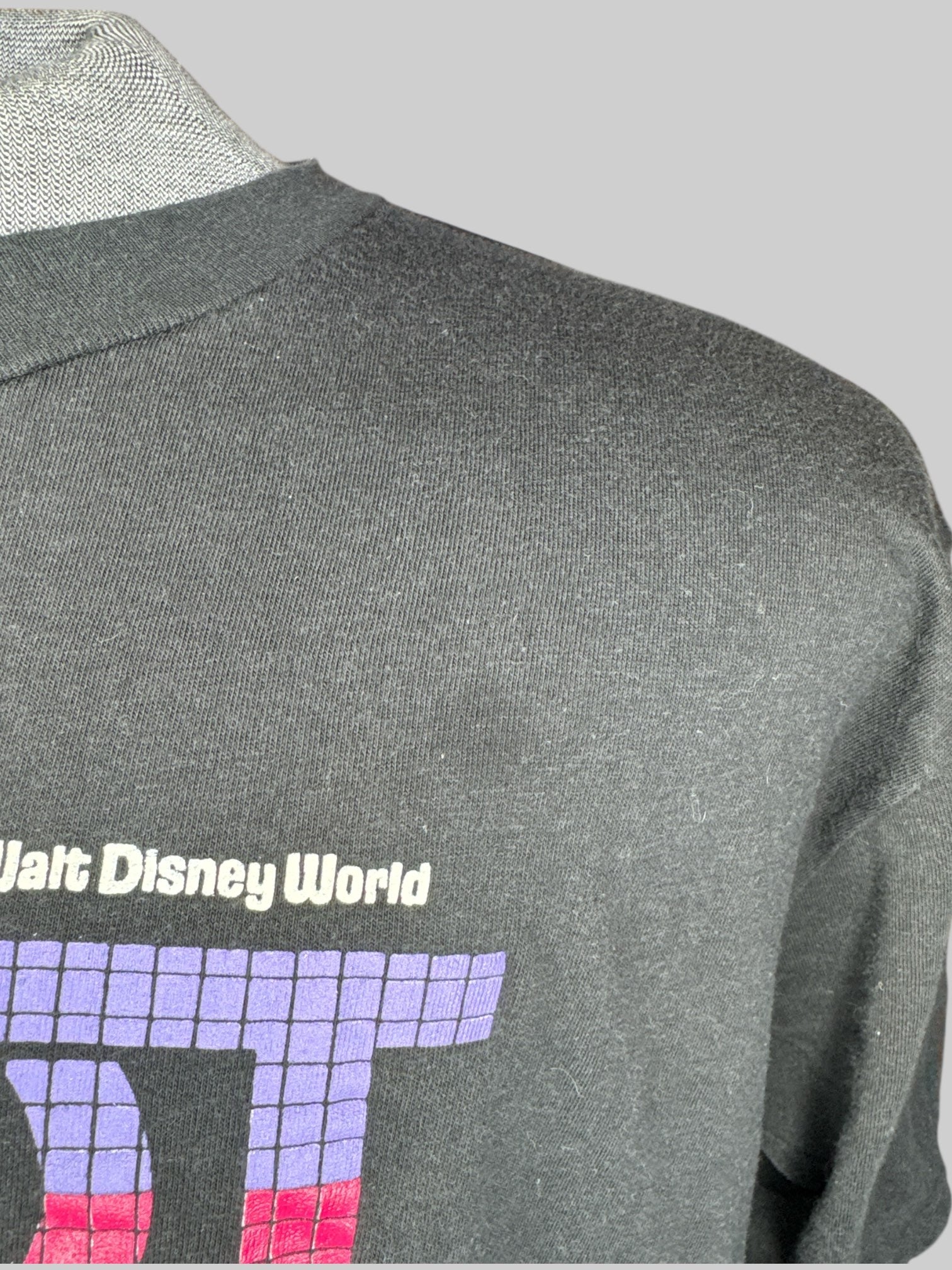 0X Rare vintage black “Epcot Center” tee with with small stainn