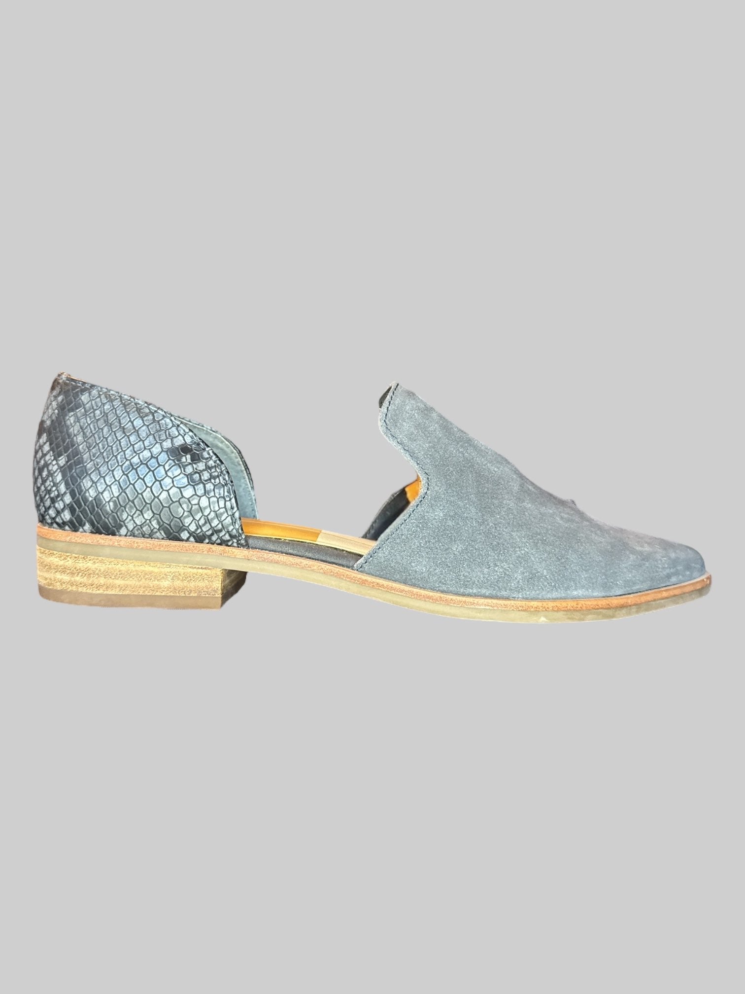 Size 7.5M Blue suede shoes with snake skin design on heel