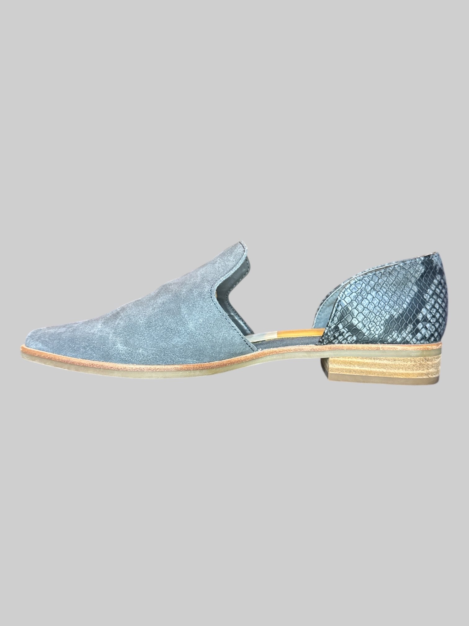 Size 7.5M Blue suede shoes with snake skin design on heel