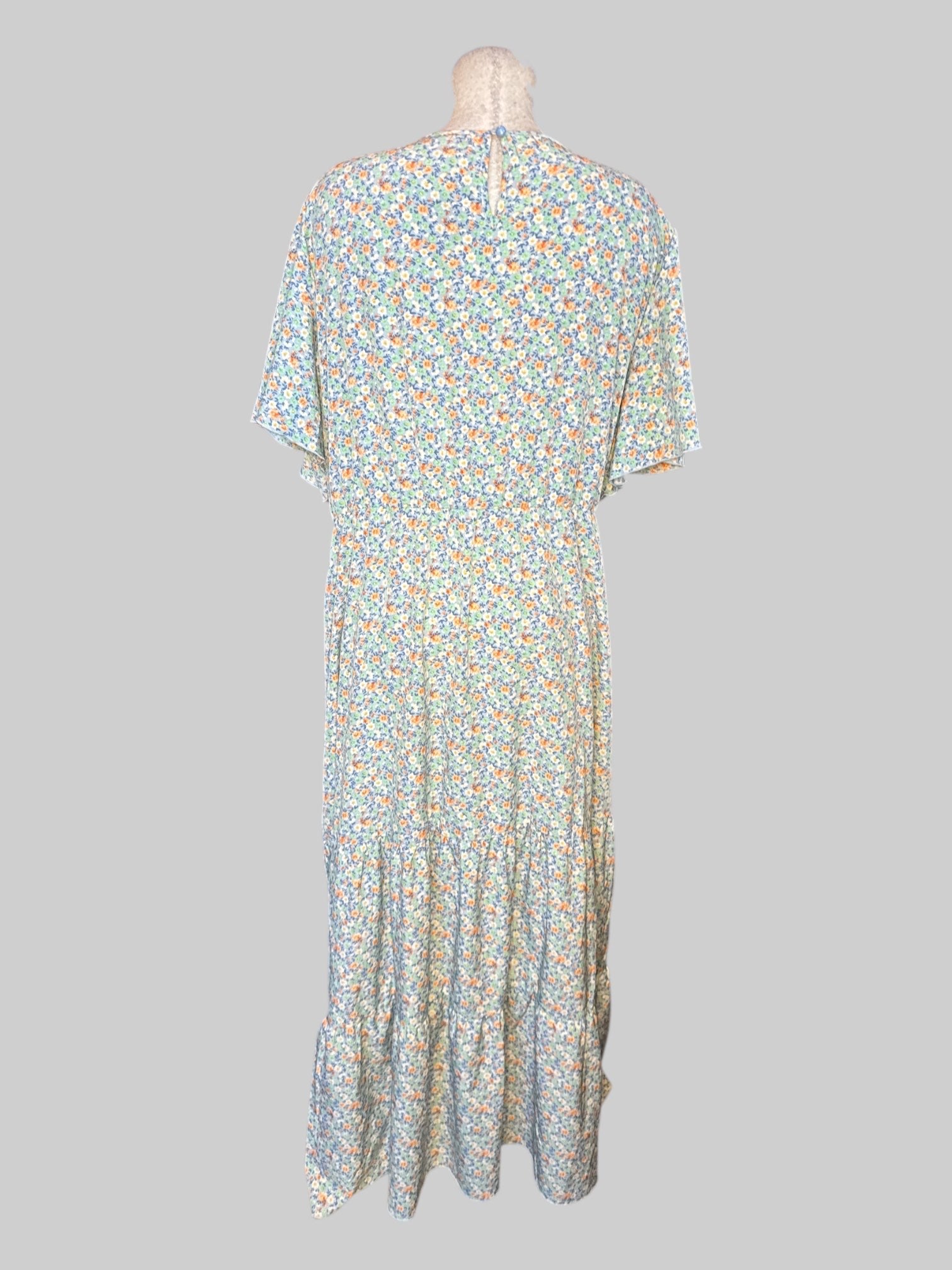 4X Light blue floral short sleeve dress with tiered design pockets, and button and keyhole back