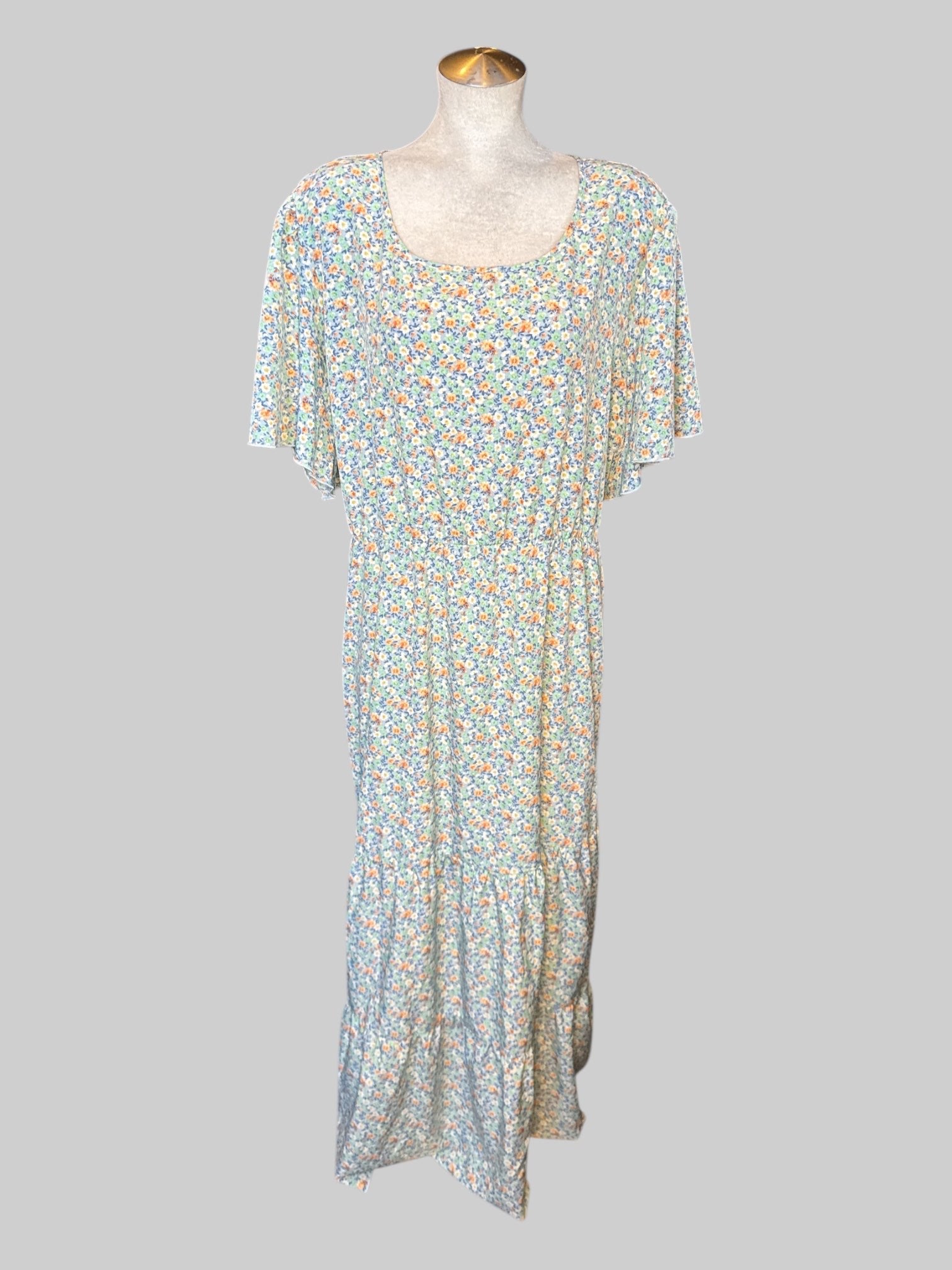 4X Light blue floral short sleeve dress with tiered design pockets, and button and keyhole back