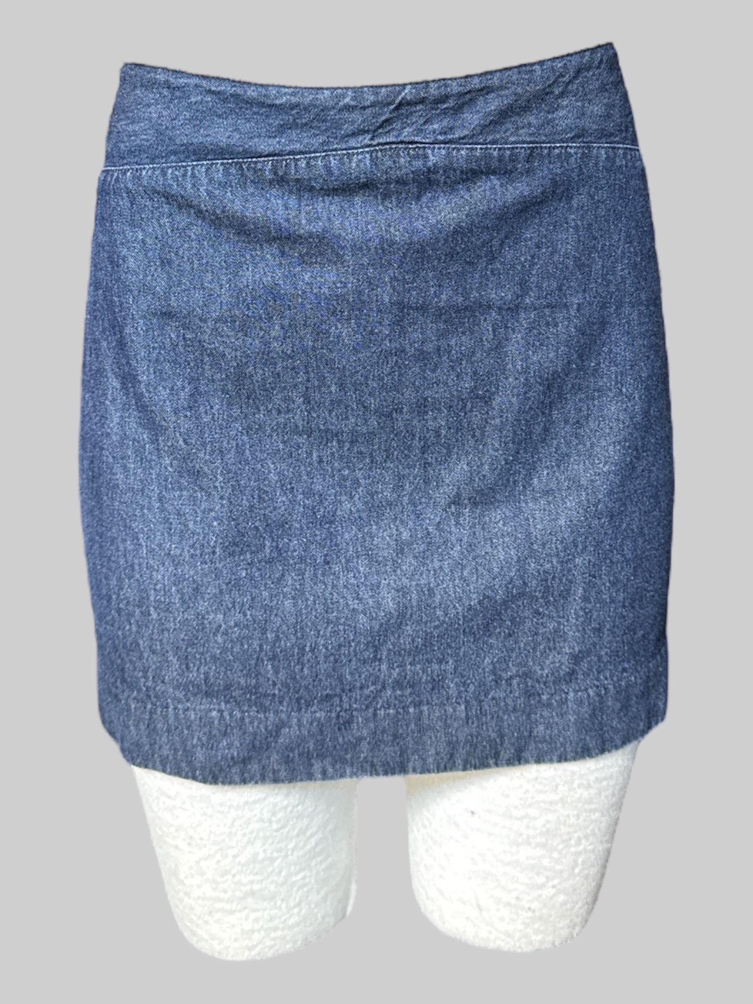 M Blue denim skirt with two back pockets and zipper on back