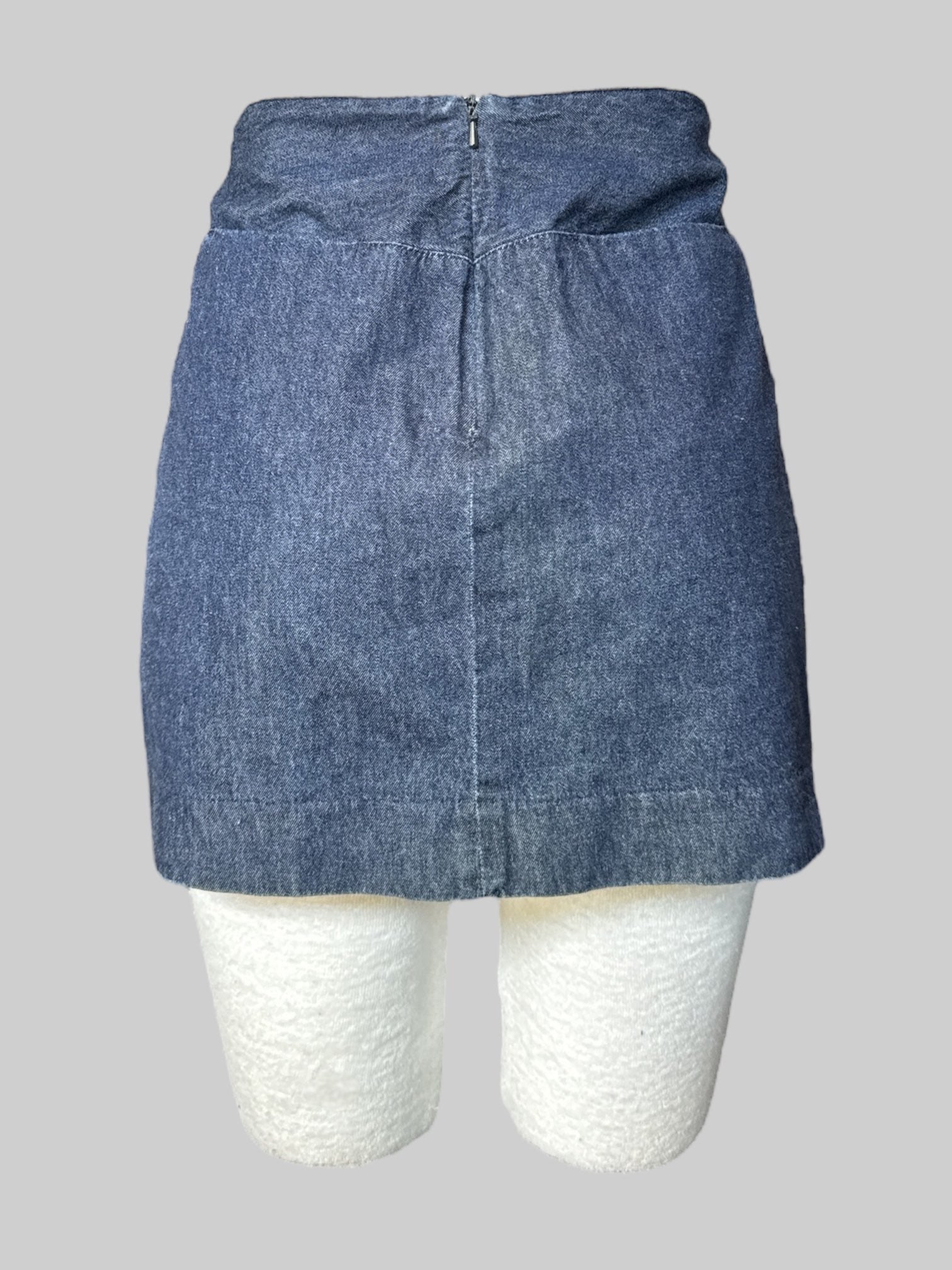 M Blue denim skirt with two back pockets and zipper on back