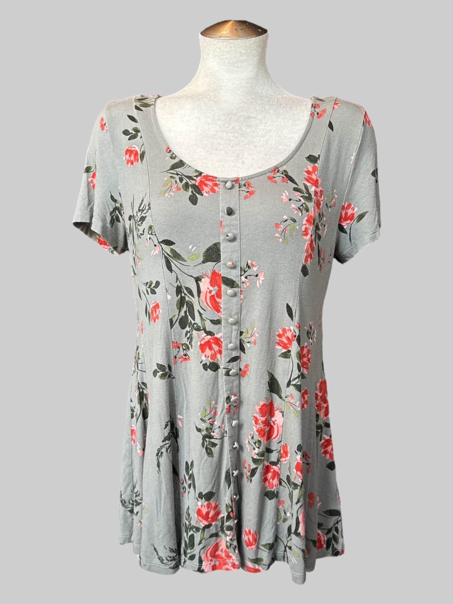 L Grey short sleeve floral top with faux buttons on front