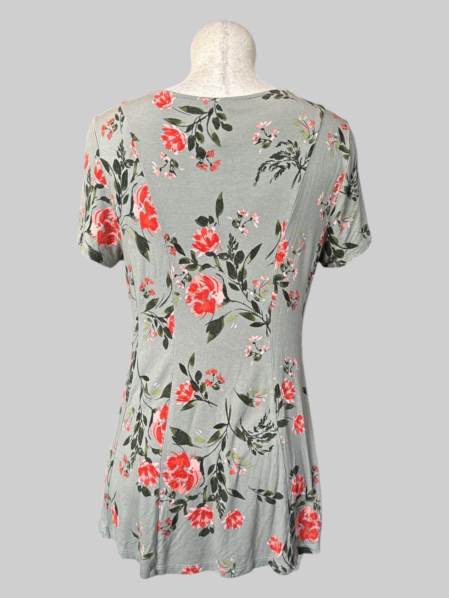 L Grey short sleeve floral top with faux buttons on front