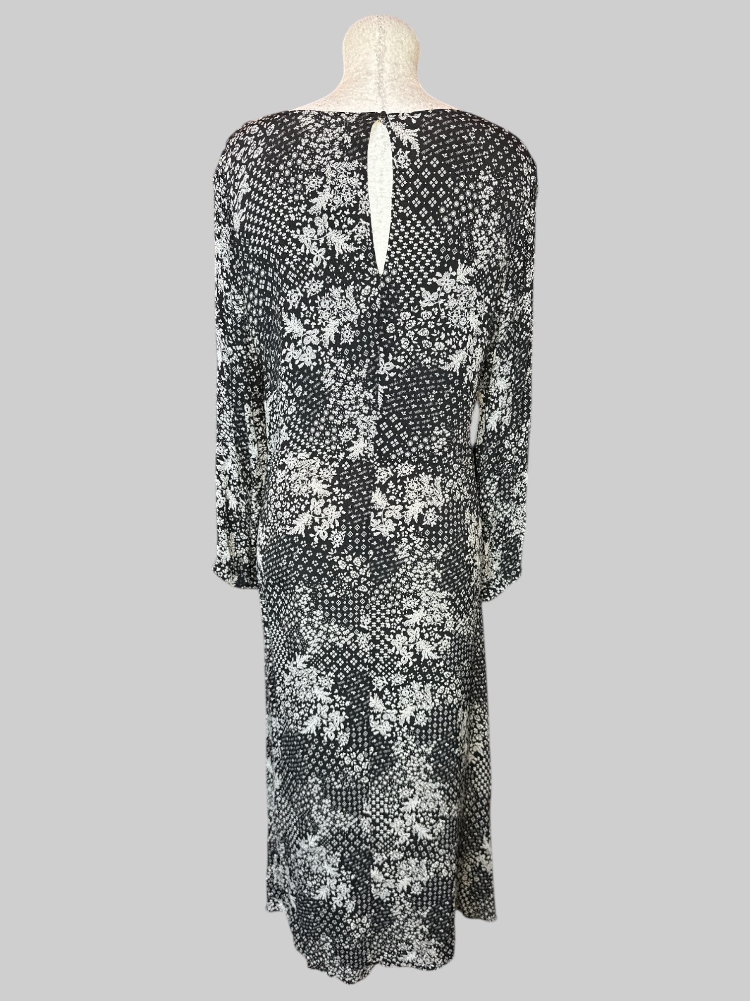 0X Black and white multi pattern, long sleeve dress with zipper on side, and button and keyhole on back