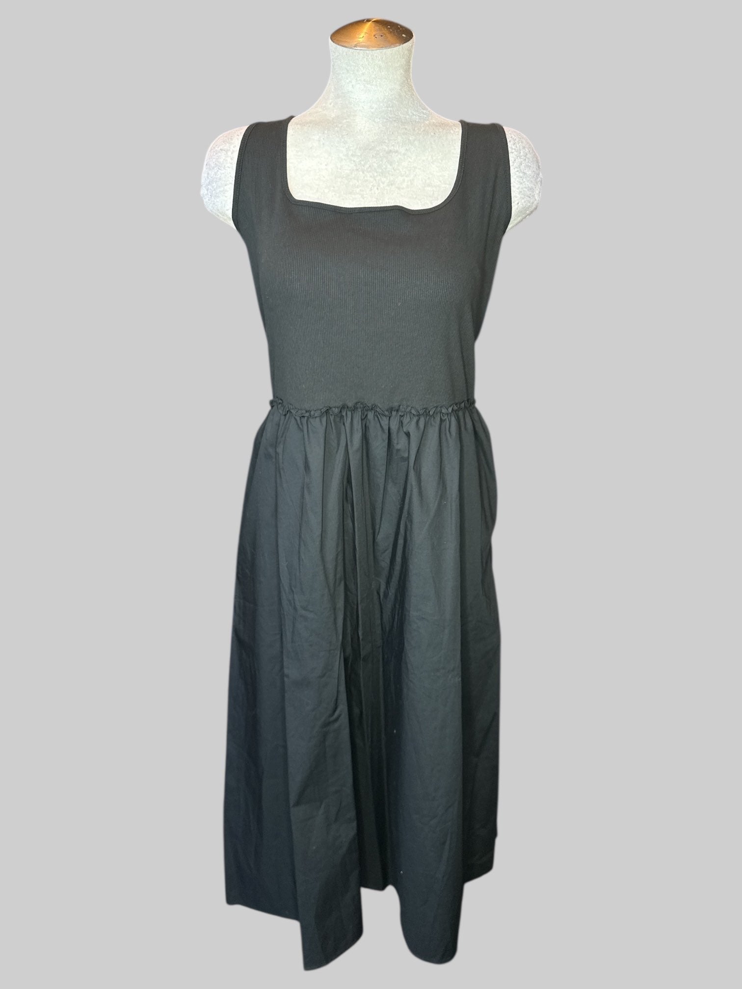 1X Black sleeveless dress with ripped texture on top, and pockets
