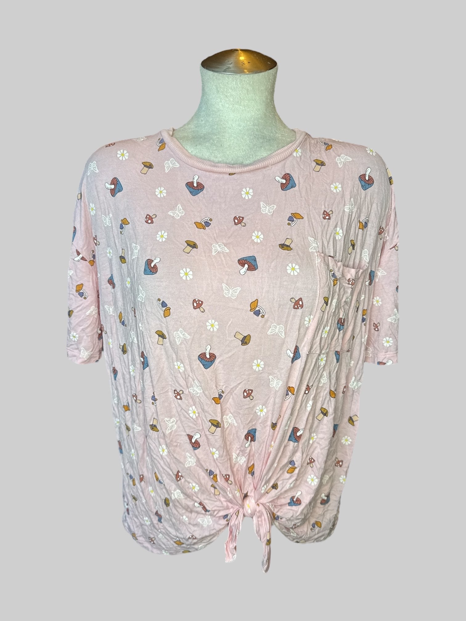 2X Pink short sleeve top with mushroom flower and butterfly print, and pocket and tie on front