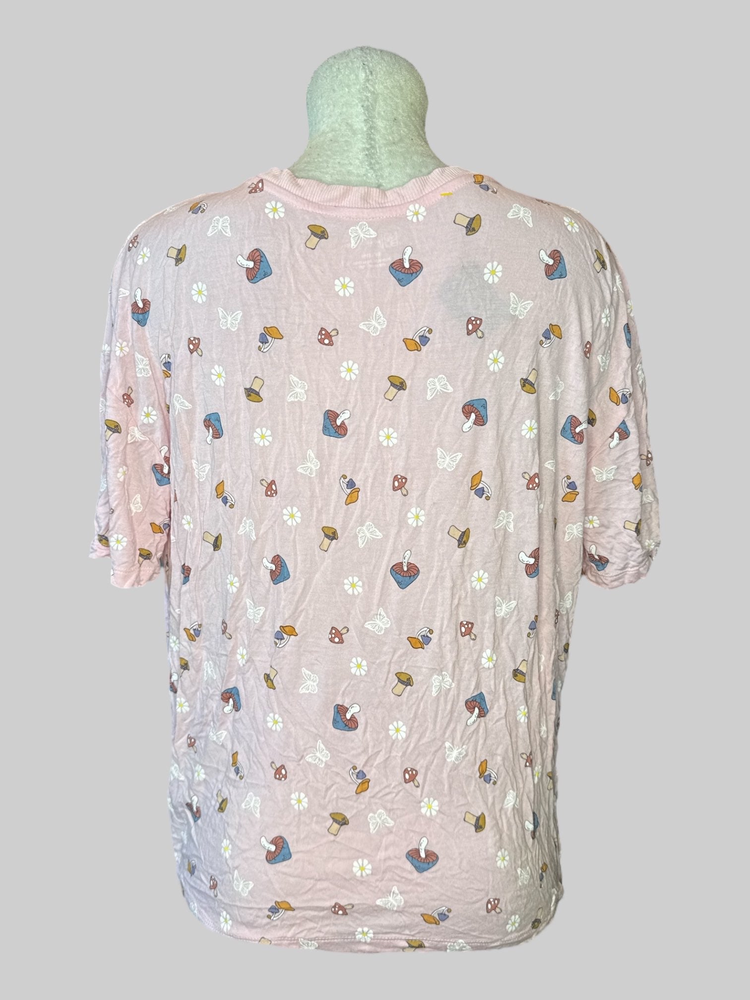 2X Pink short sleeve top with mushroom flower and butterfly print, and pocket and tie on front