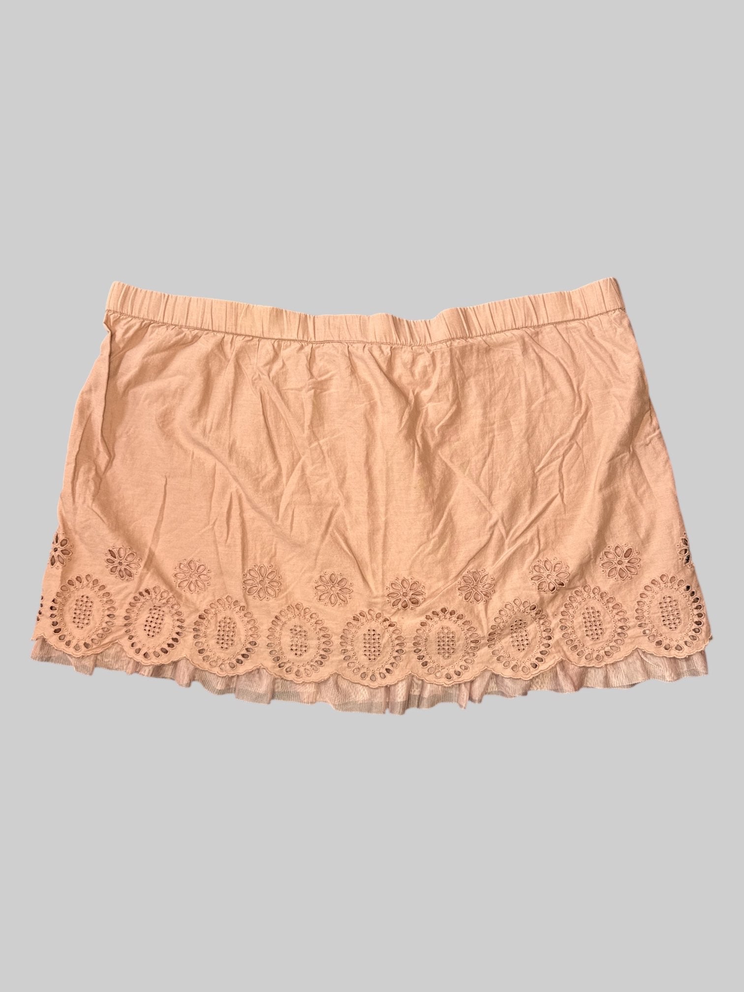 1X Dusty pink mini skirt with eyelet design, tulle on hem, and pleated design
