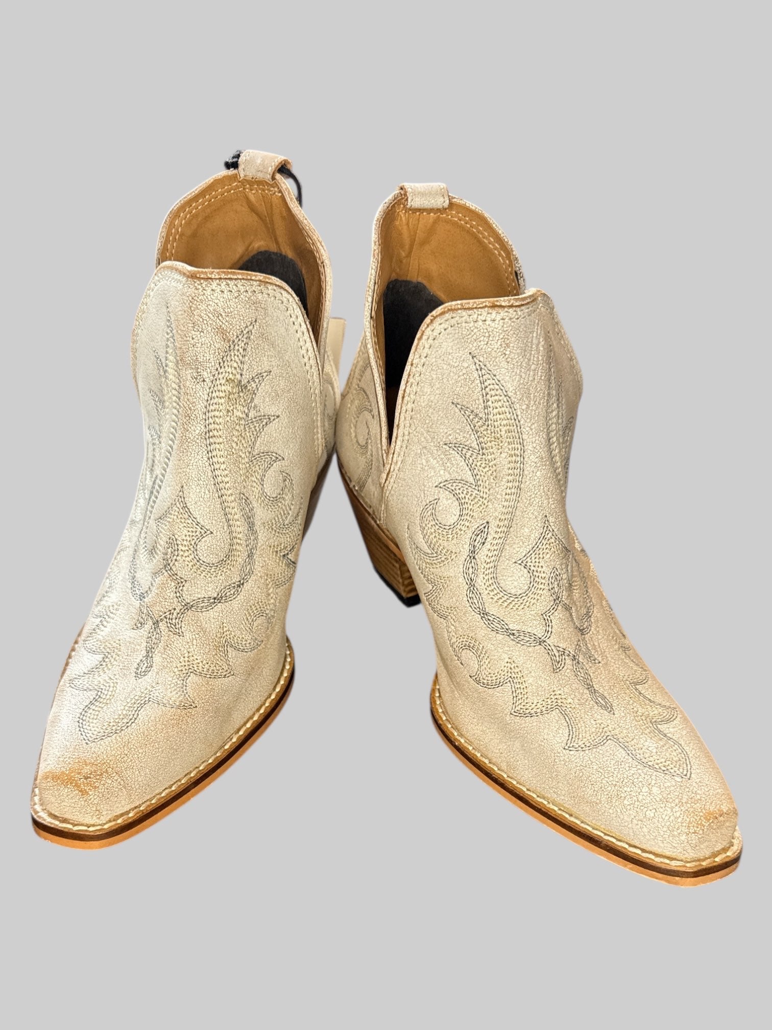 Size 6 NWT Myra white leather heel boots with ordinate stitching
