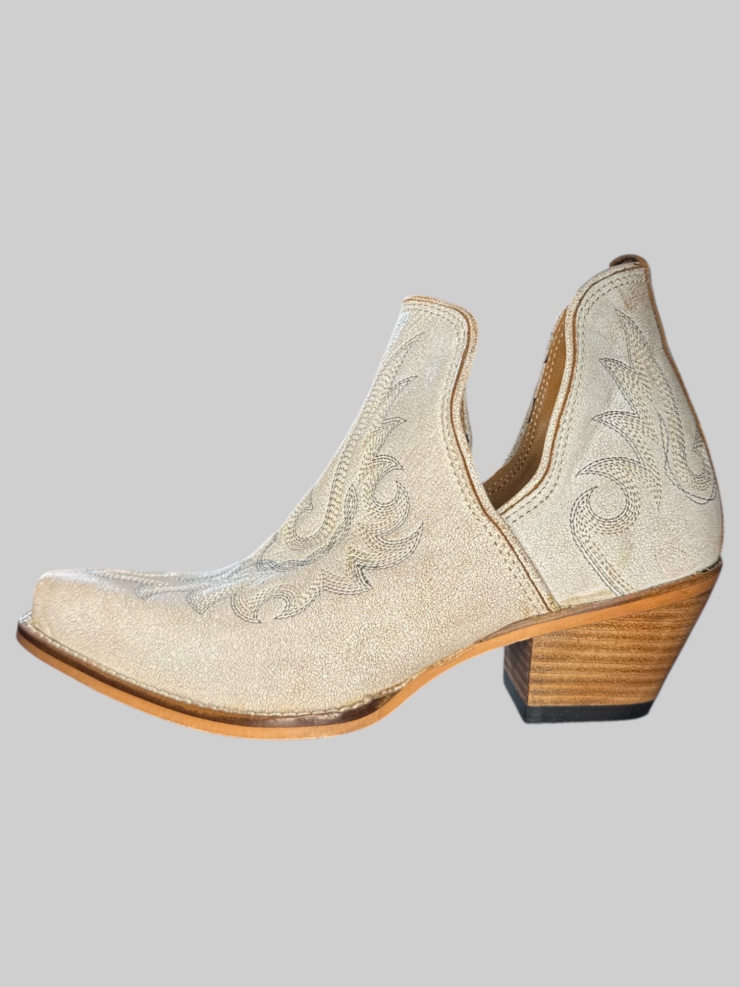 Size 6 NWT Myra white leather heel boots with ordinate stitching