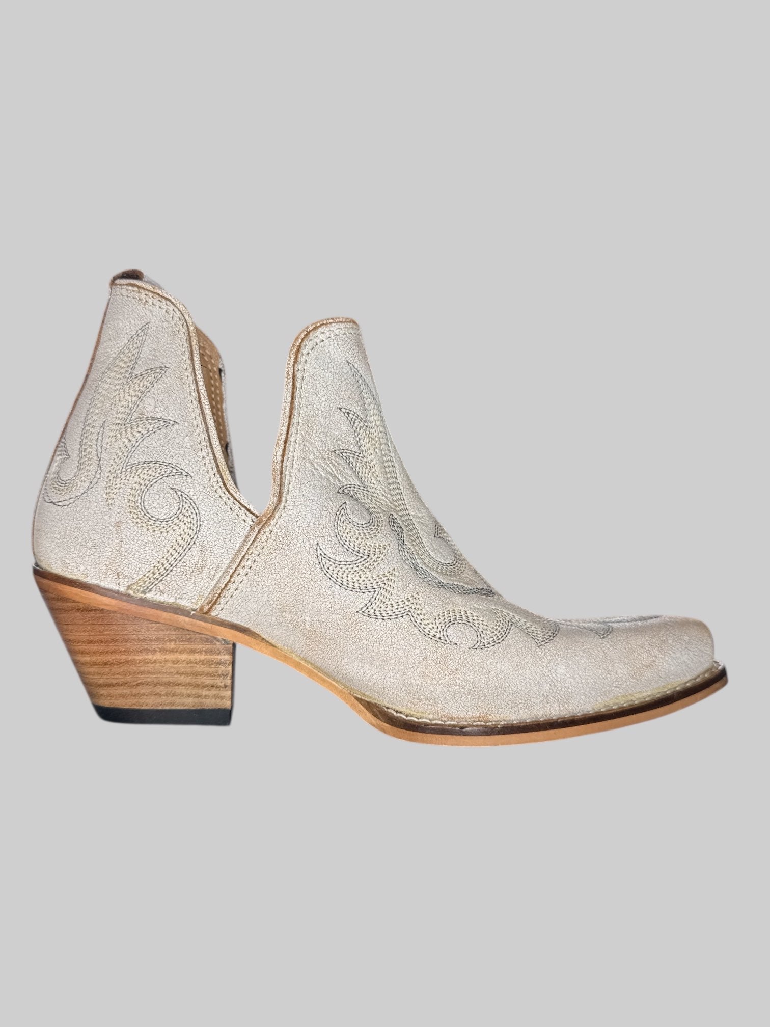 Size 6 NWT Myra white leather heel boots with ordinate stitching