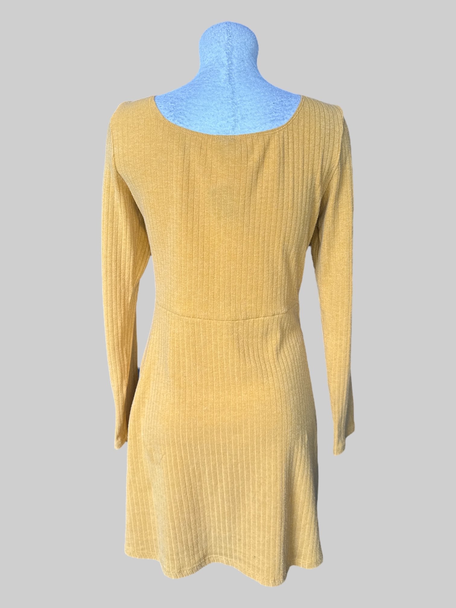 0X Yellow long sleeve dress with bow buns on the front and ribbed texture