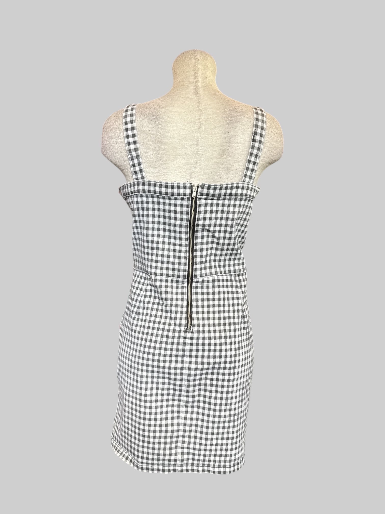 0X Black and white gingham dress with snap buttons and pockets