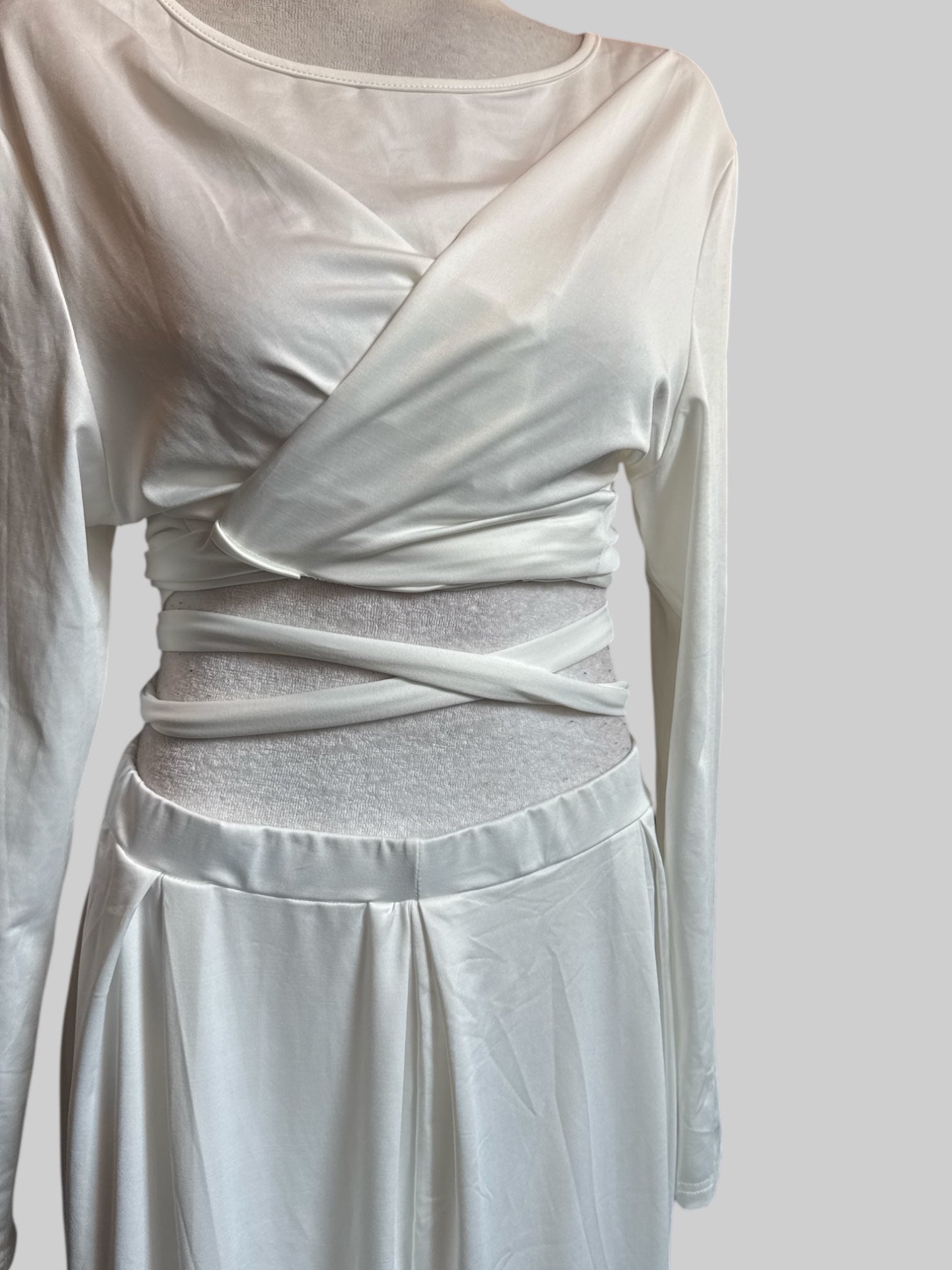 2X White two piece top and skirt with cutouts