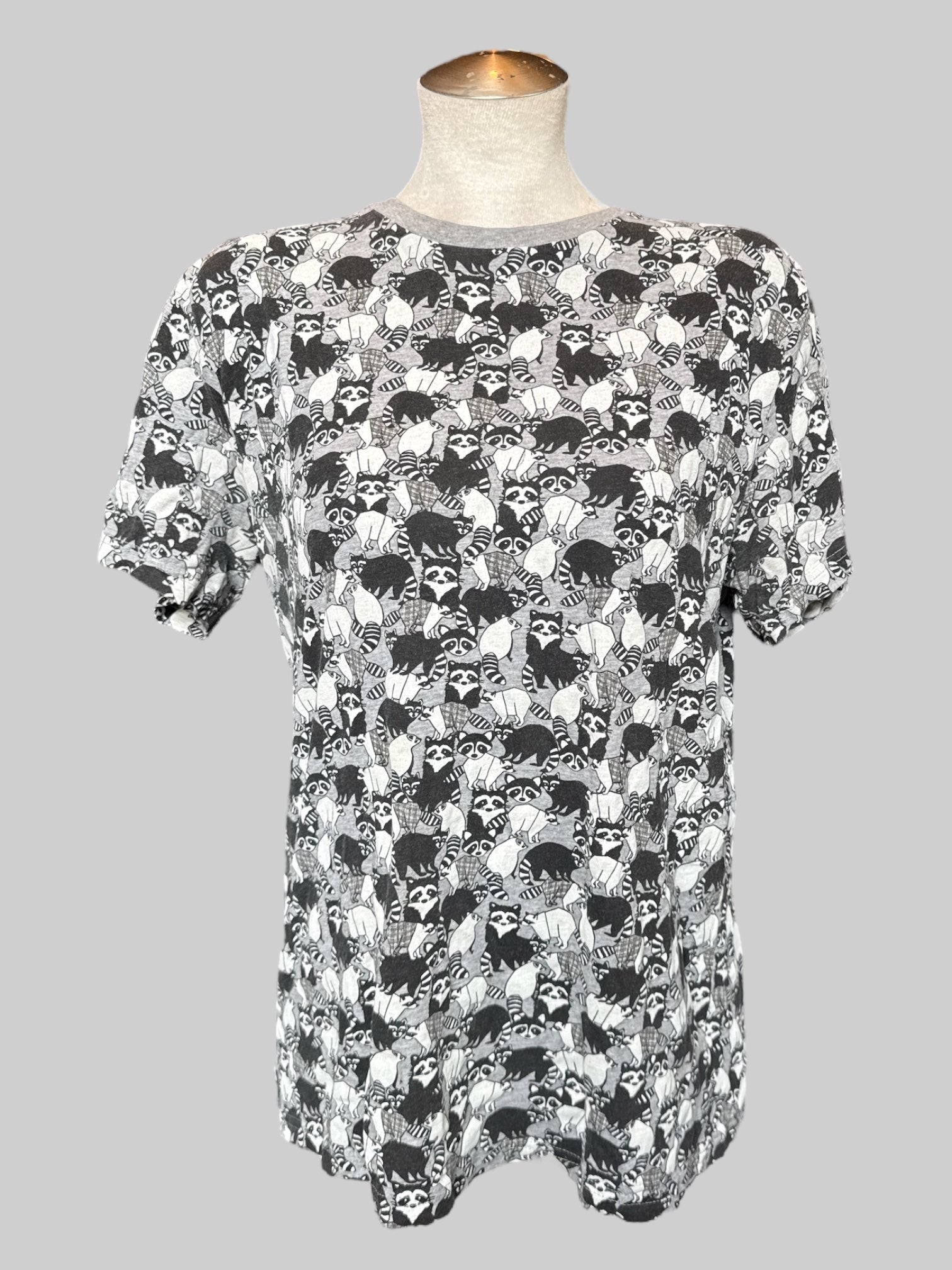 XL Grey t shirt with raccoon graphics