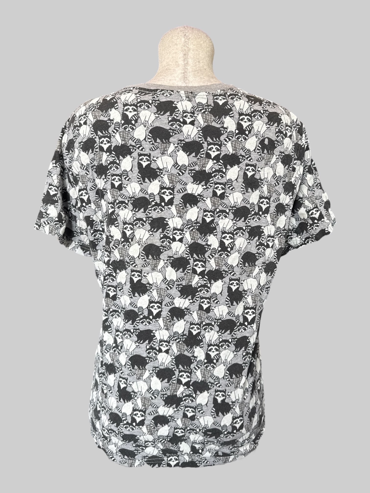 XL Grey t shirt with raccoon graphics