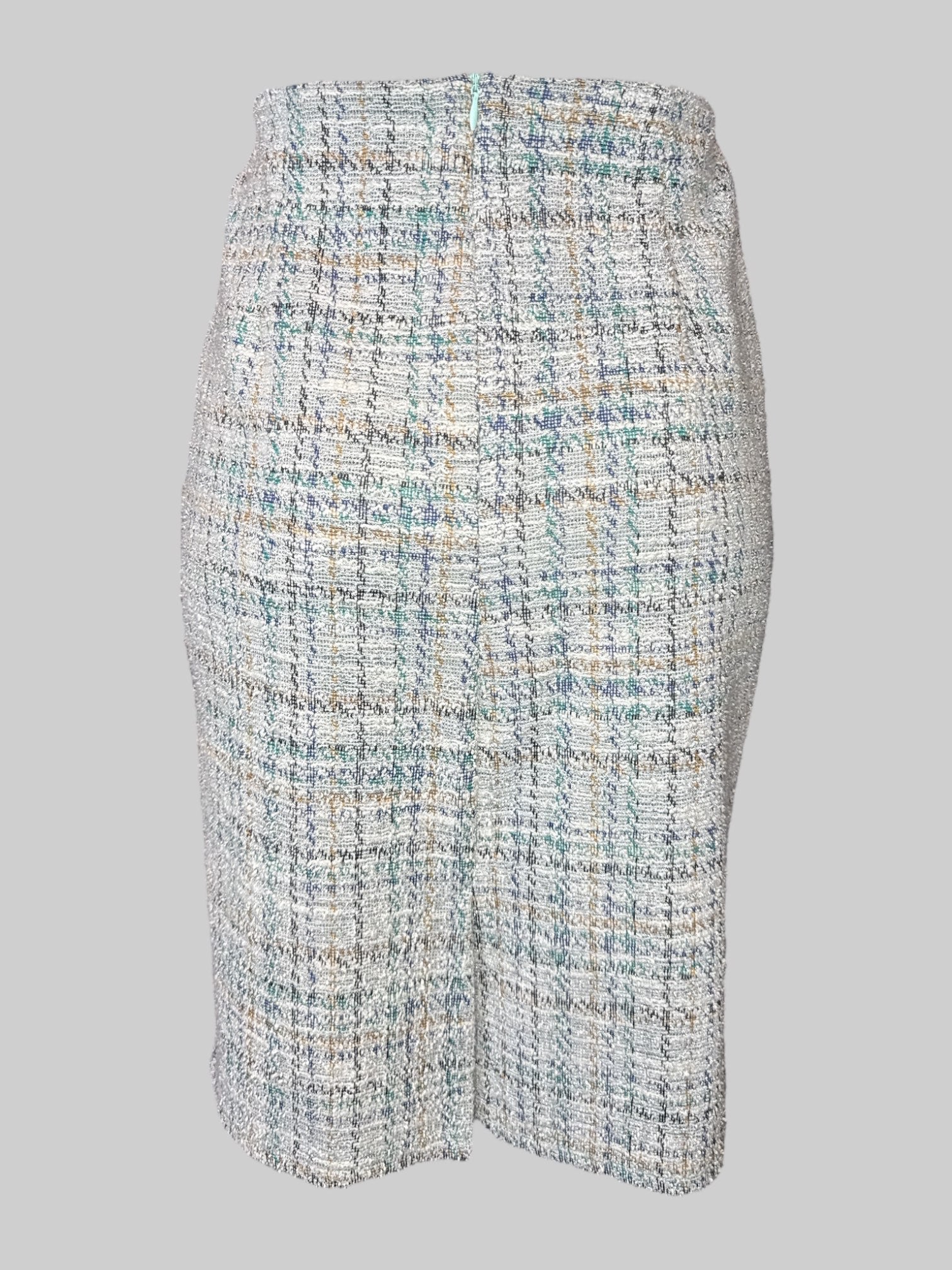 L Multicolor fuzzy skirt with elastic waist, and zipper on back