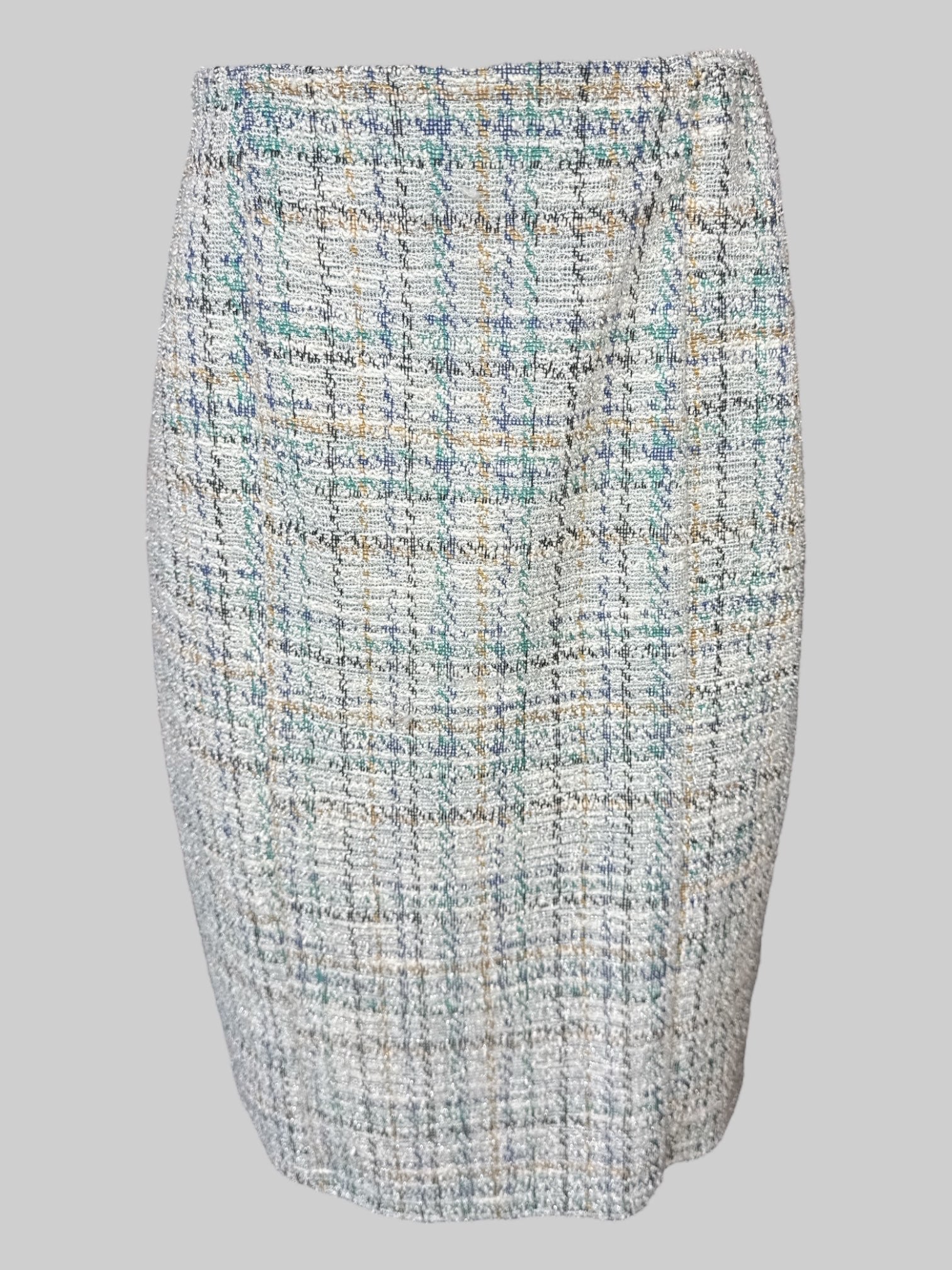 L Multicolor fuzzy skirt with elastic waist, and zipper on back