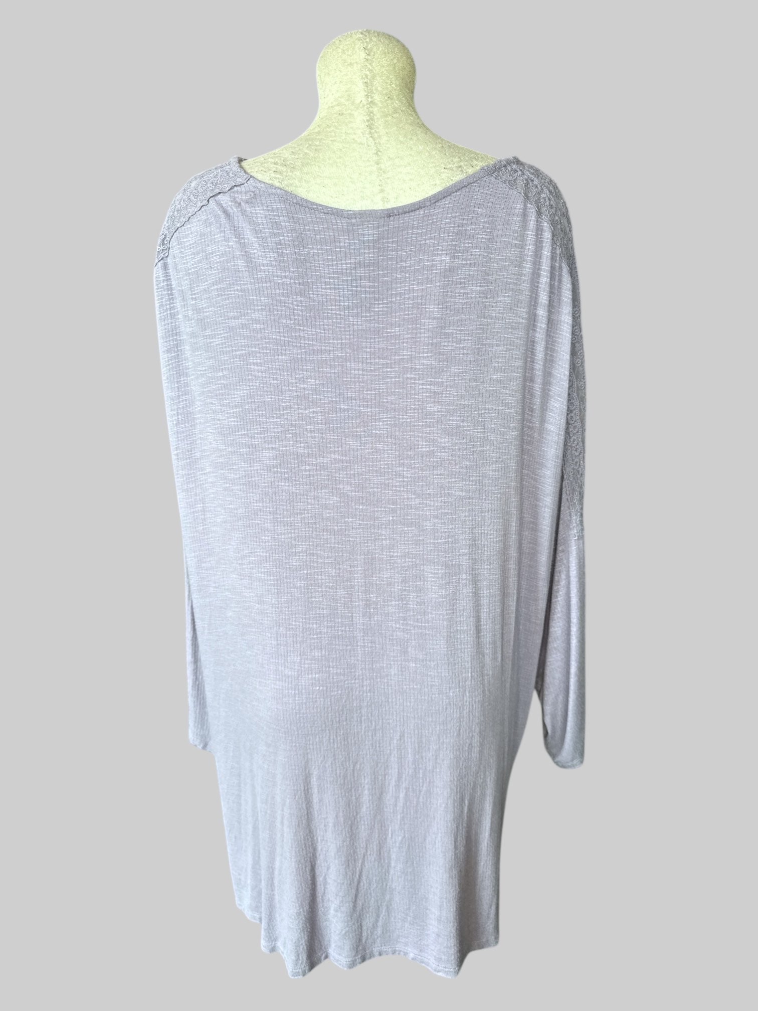 6X Light purple top with floral lacey design on neckline and sleeves