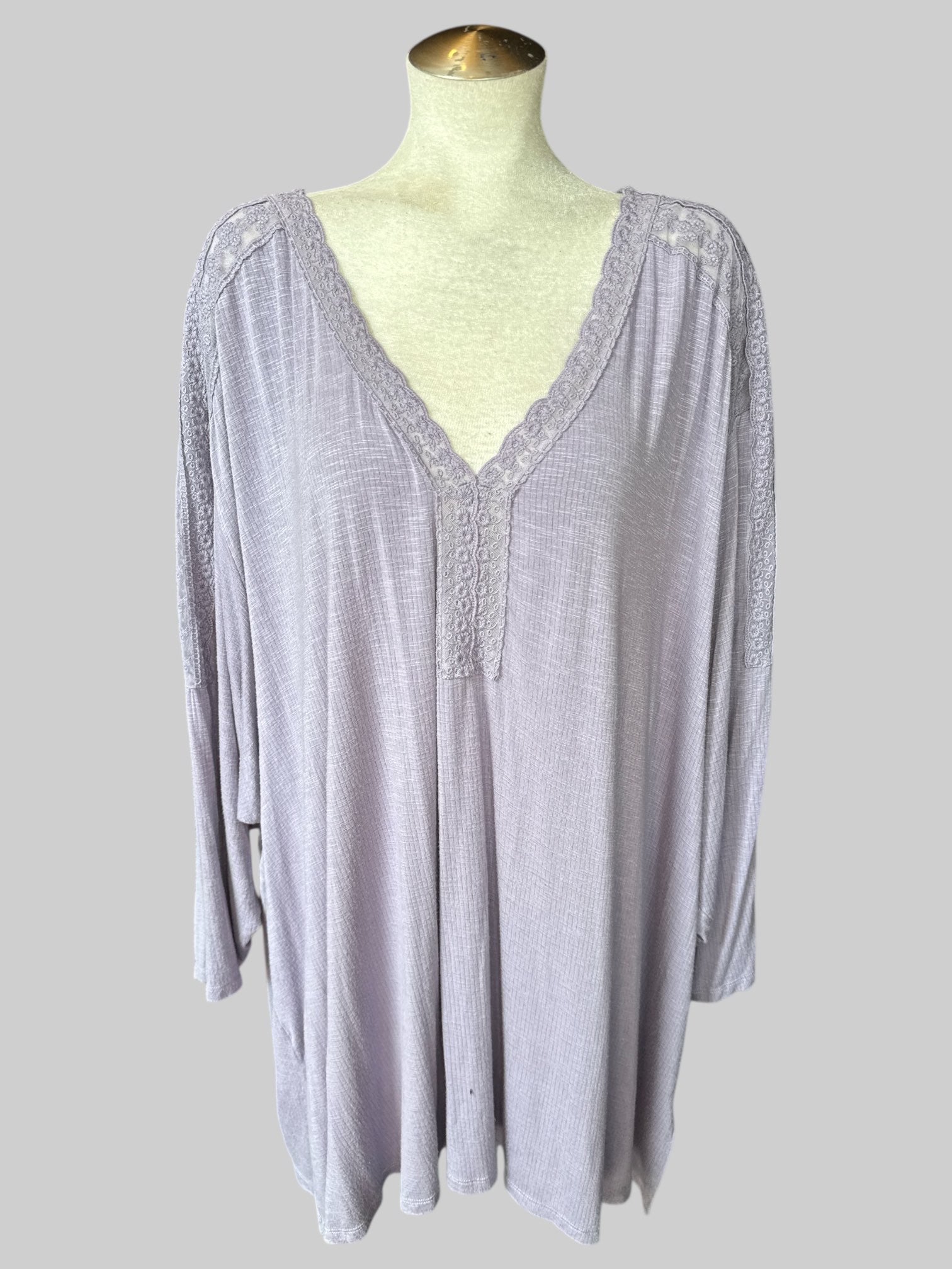 6X Light purple top with floral lacey design on neckline and sleeves