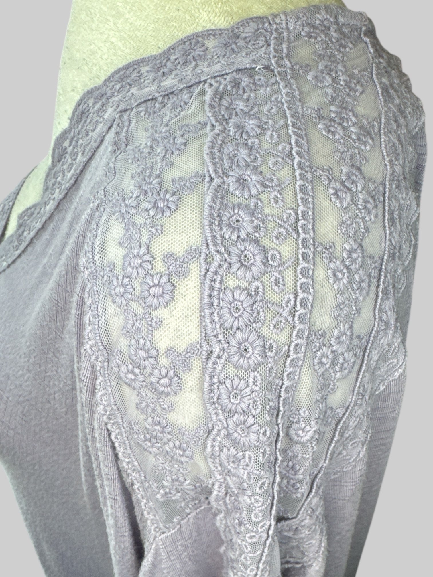 6X Light purple top with floral lacey design on neckline and sleeves
