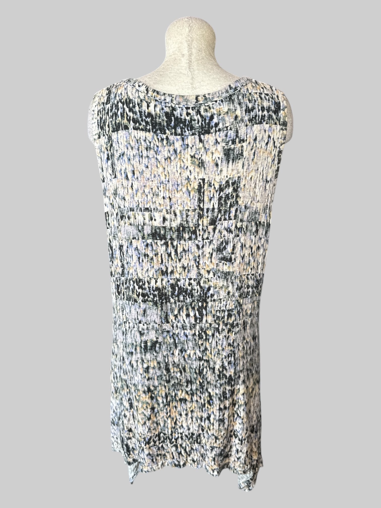 4X White sleeveless top with multicolor random geometric design and asymmetrical hem