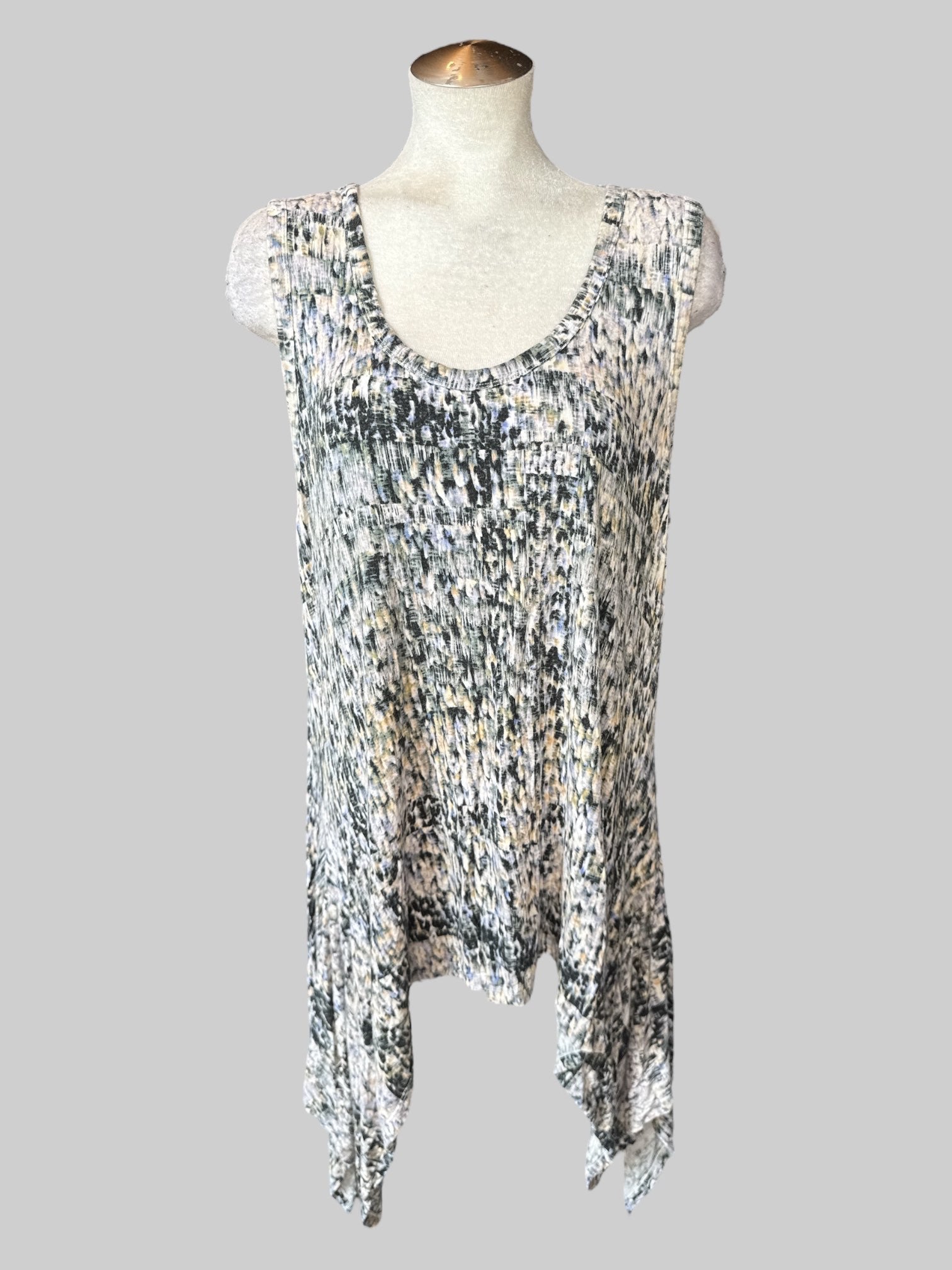 4X White sleeveless top with multicolor random geometric design and asymmetrical hem