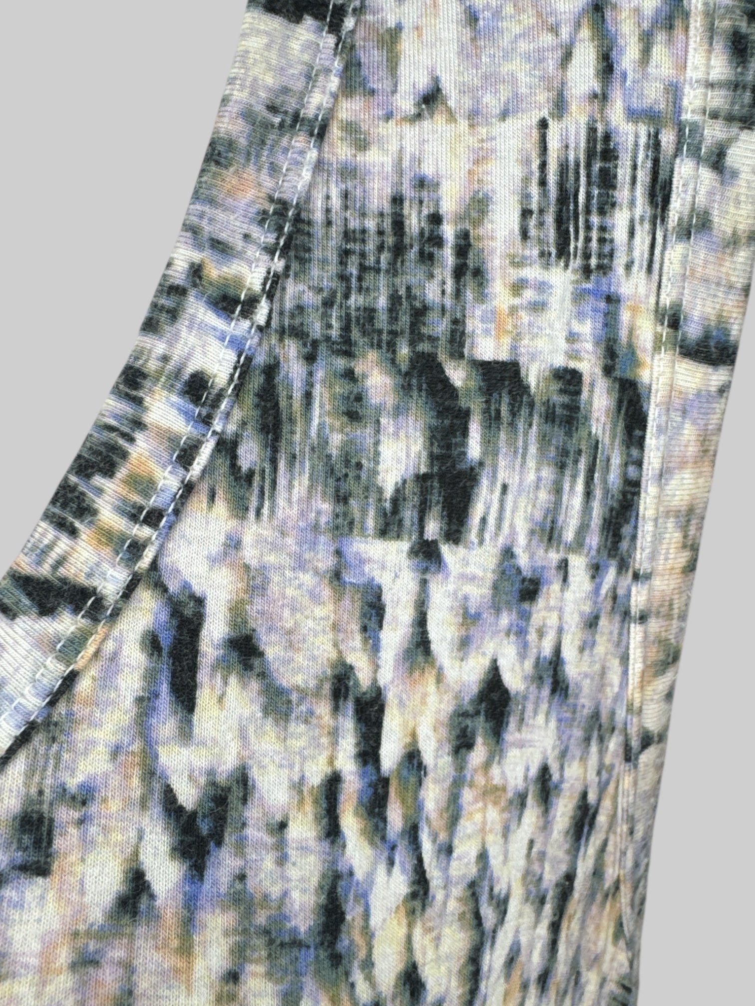 4X White sleeveless top with multicolor random geometric design and asymmetrical hem