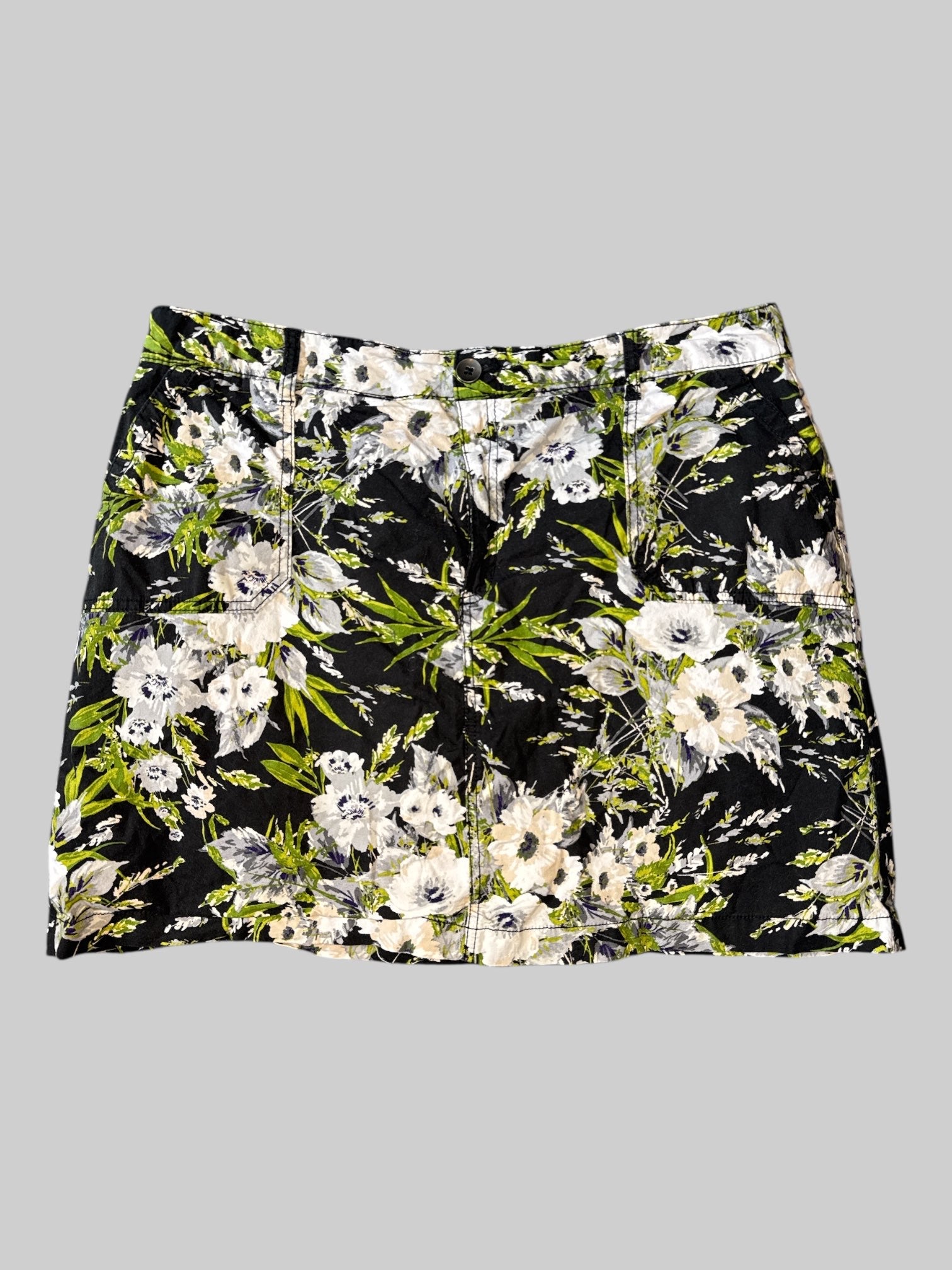 0X Black skort with white and green floral design, pockets, and belt loops