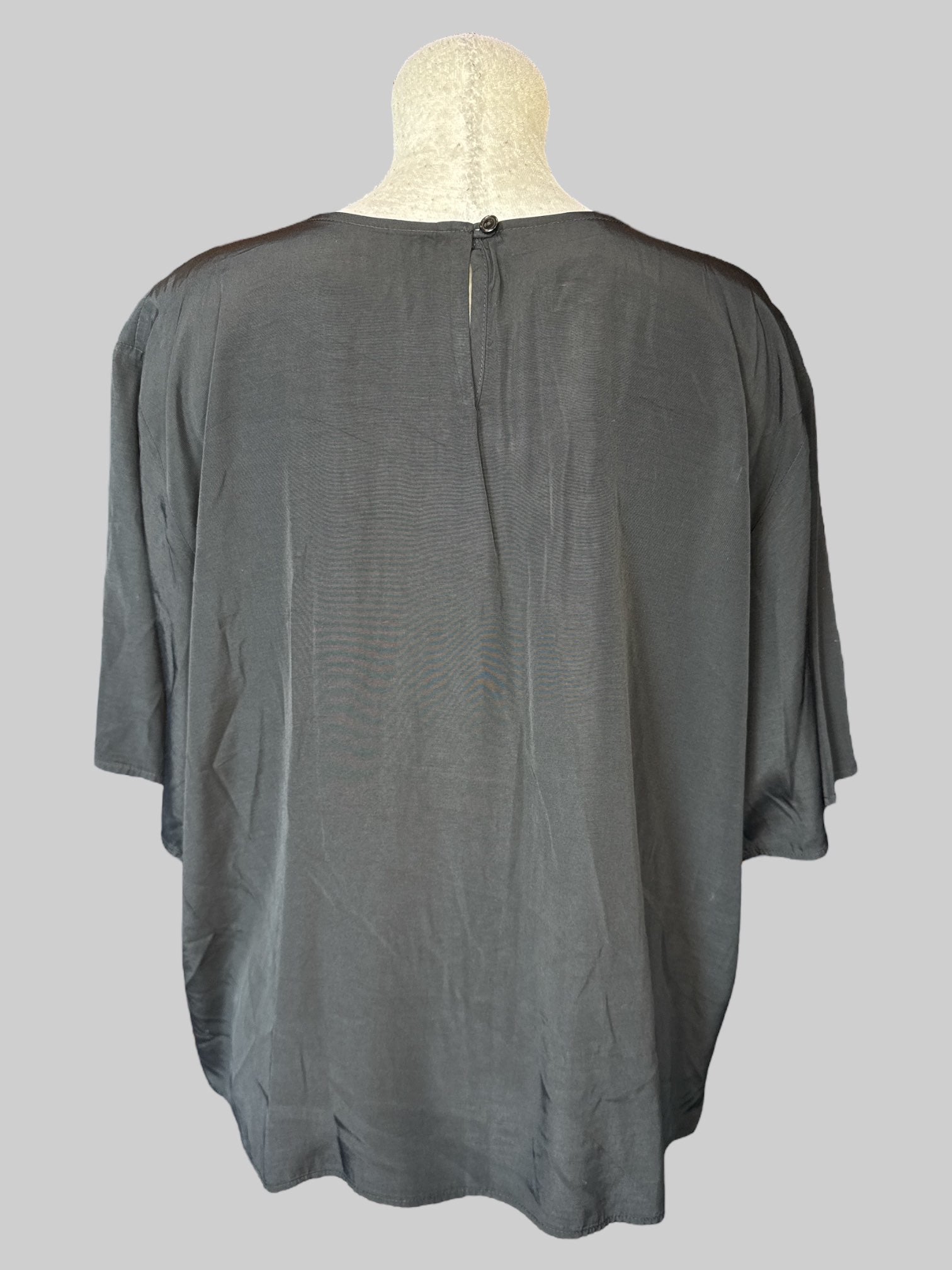 2X Vintage black textured short sleeve top with keyhole and button on back
