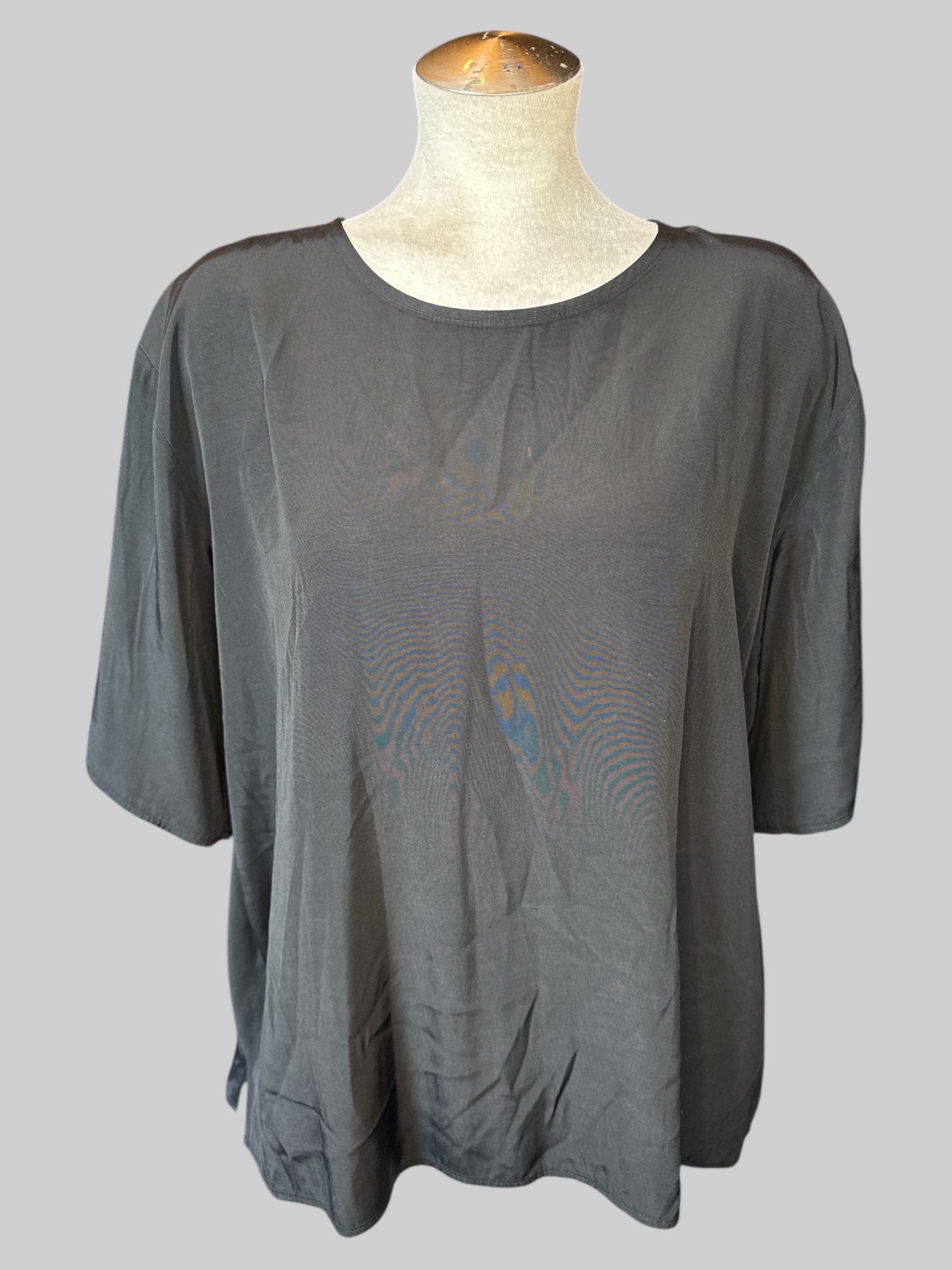 2X Vintage black textured short sleeve top with keyhole and button on back