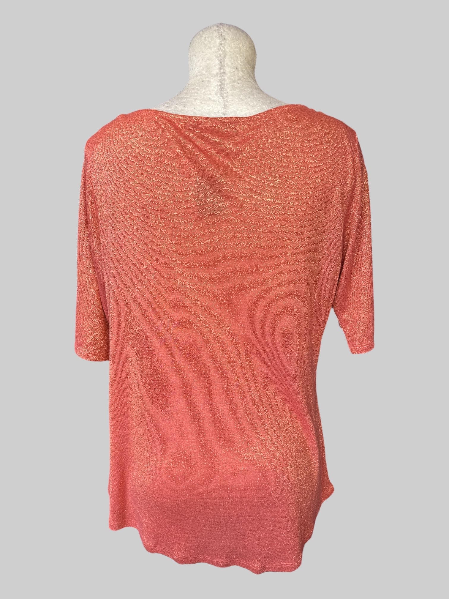 2X Pink short sleeve top with gold tone metallic thread throughout, and scoop neck