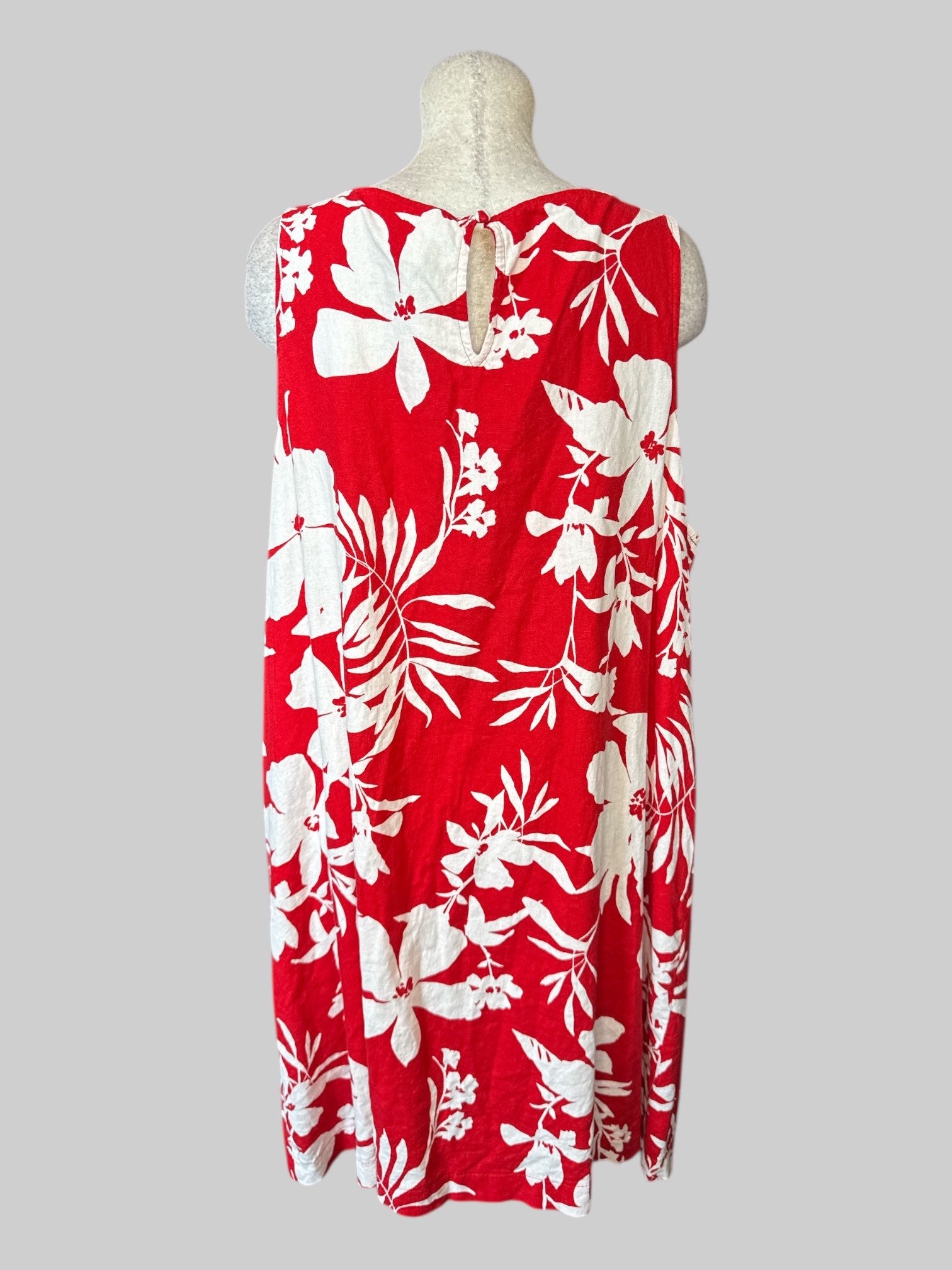 2X Red and white floral sleeveless dress with keyhole and button on back, and pockets