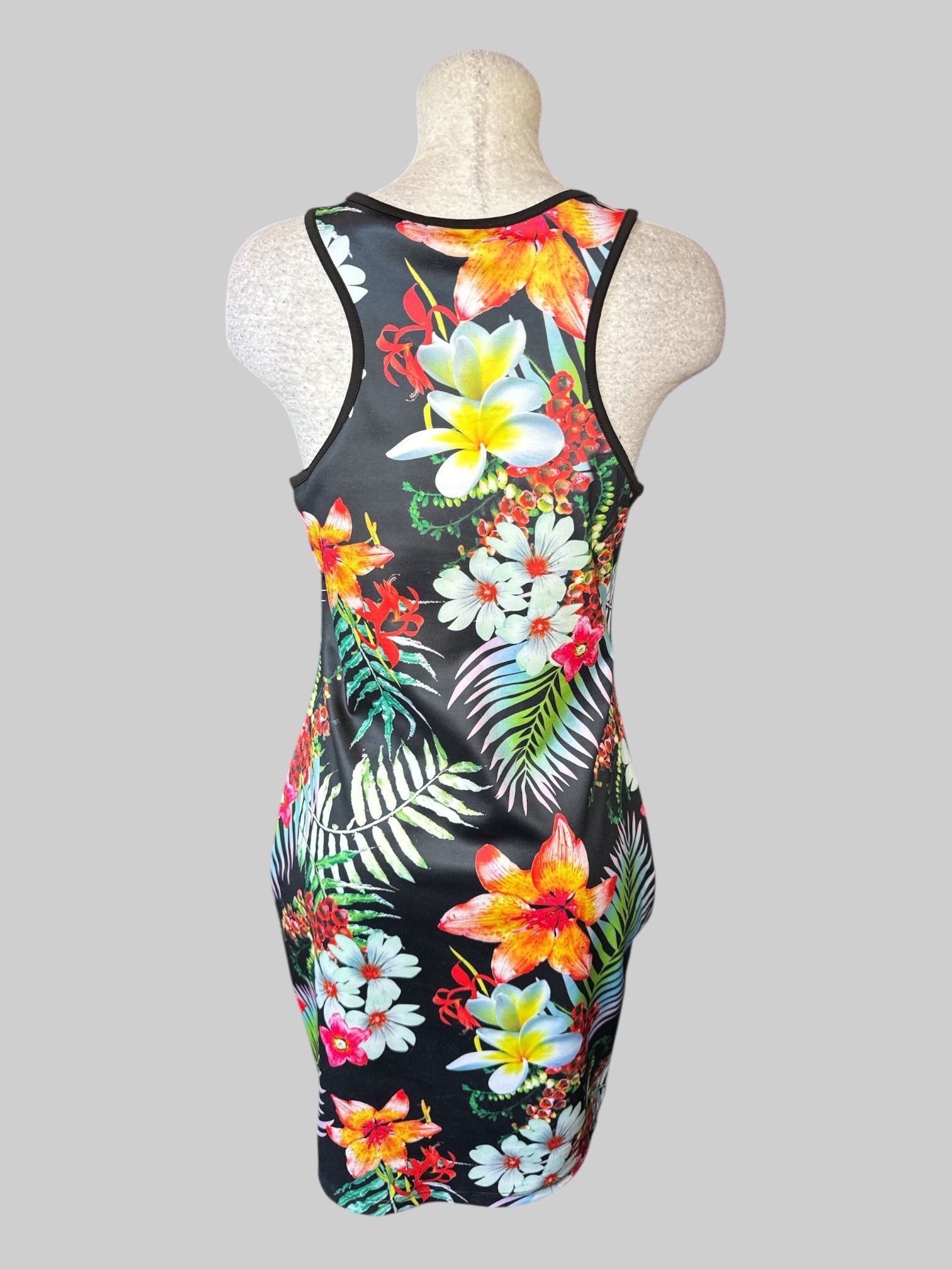 1X Black sleeveless dress with tropical floral and botanical print