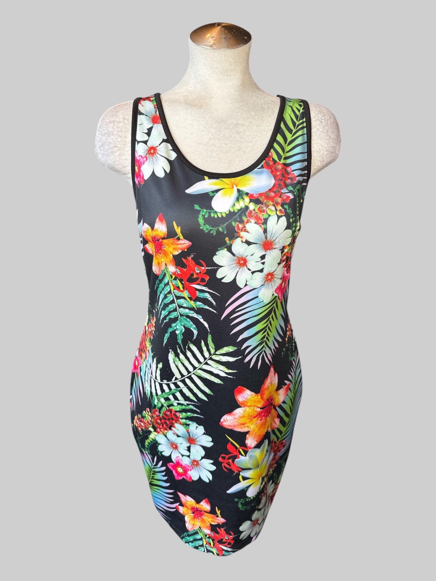 1X Black sleeveless dress with tropical floral and botanical print