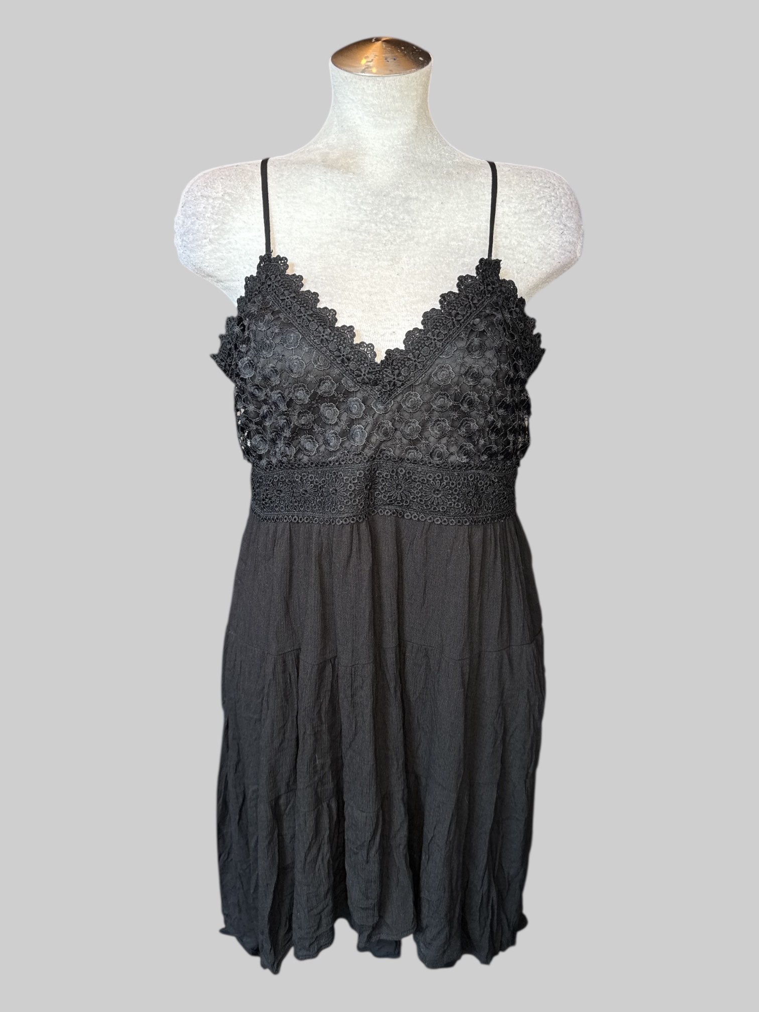 0X Black sleeveless dress, tiered design, hi low hem, and lace on top