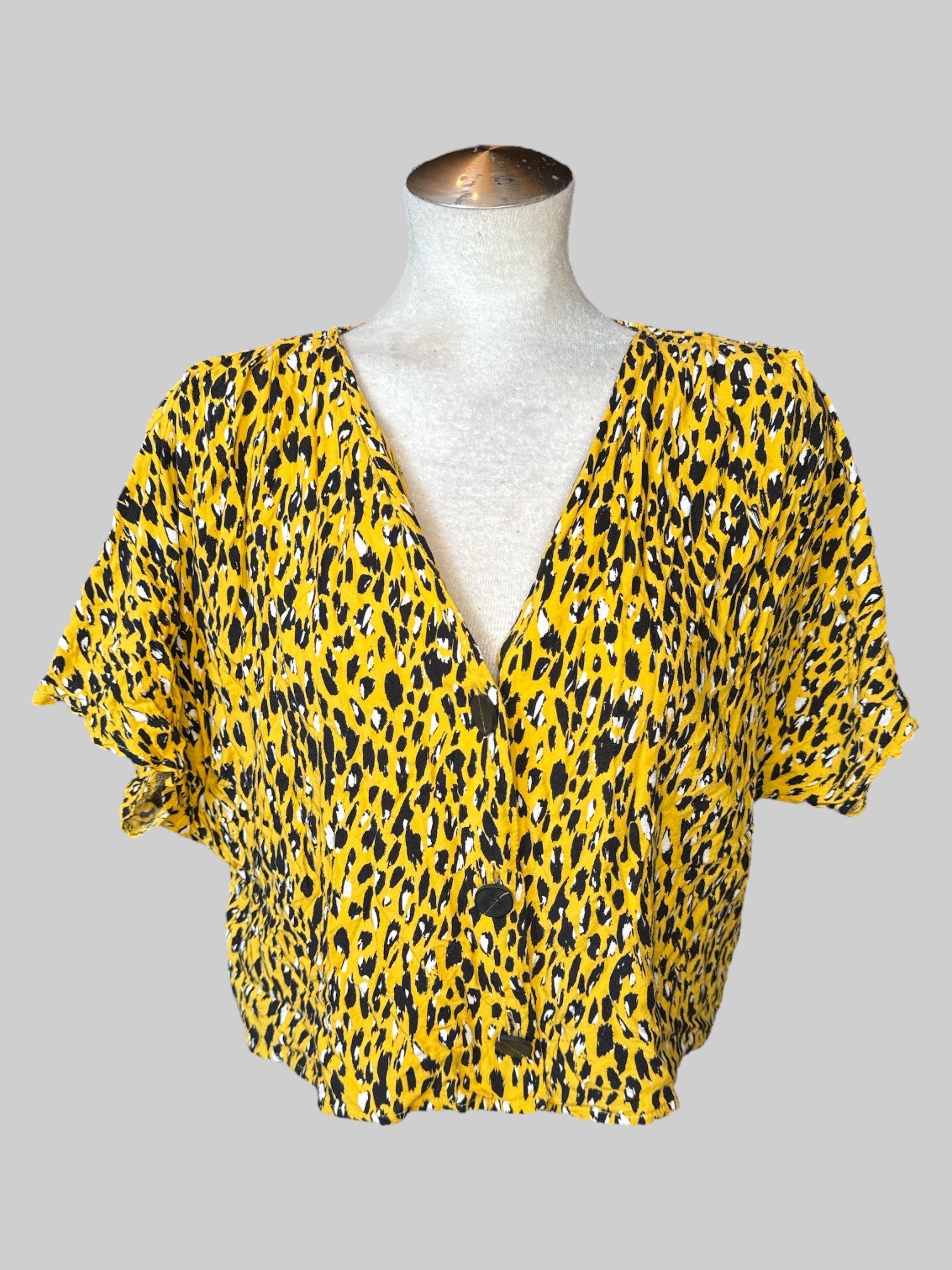 XL Yellow short sleeve button-down crop top with black and white print