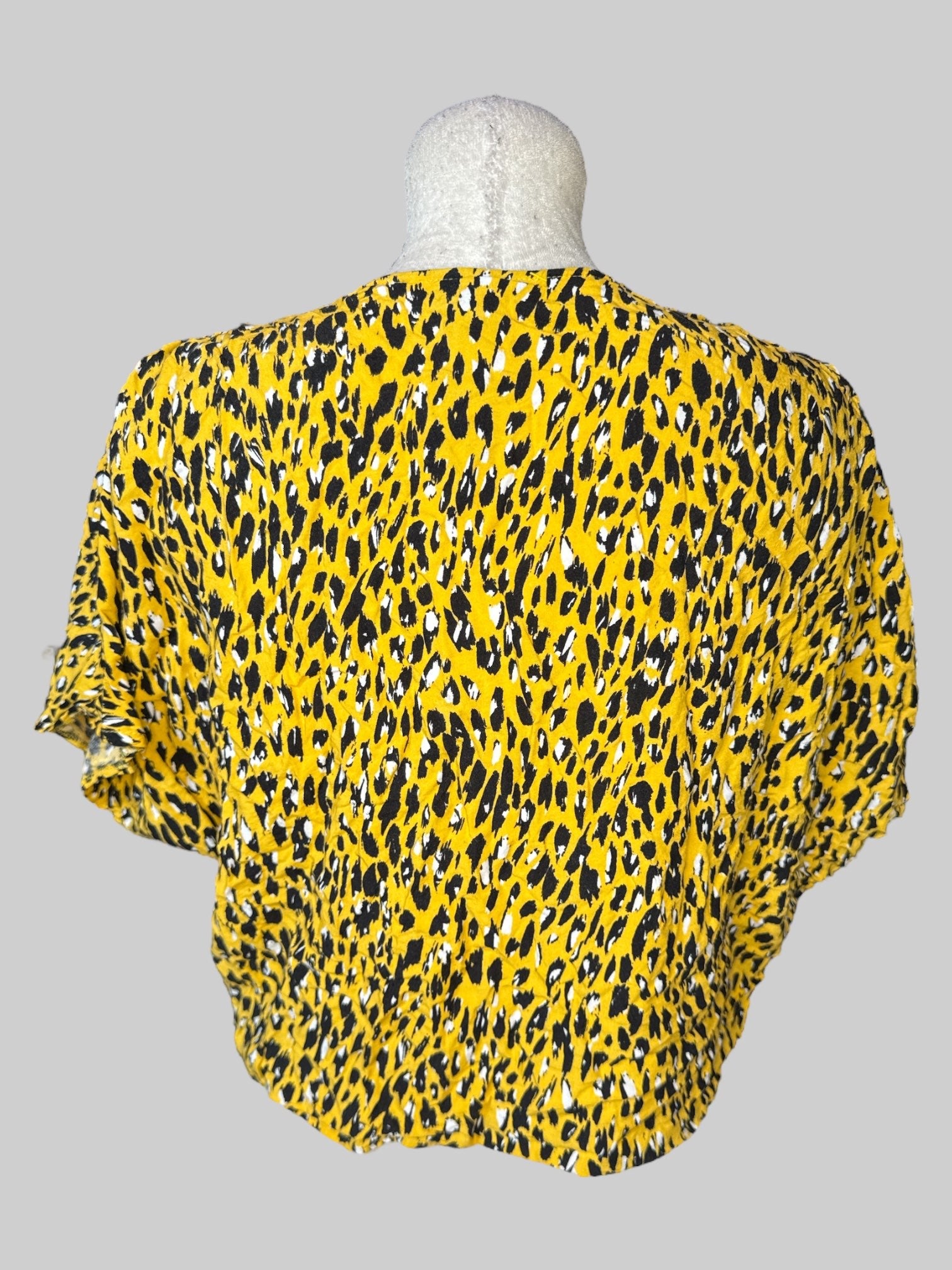 XL Yellow short sleeve button-down crop top with black and white print