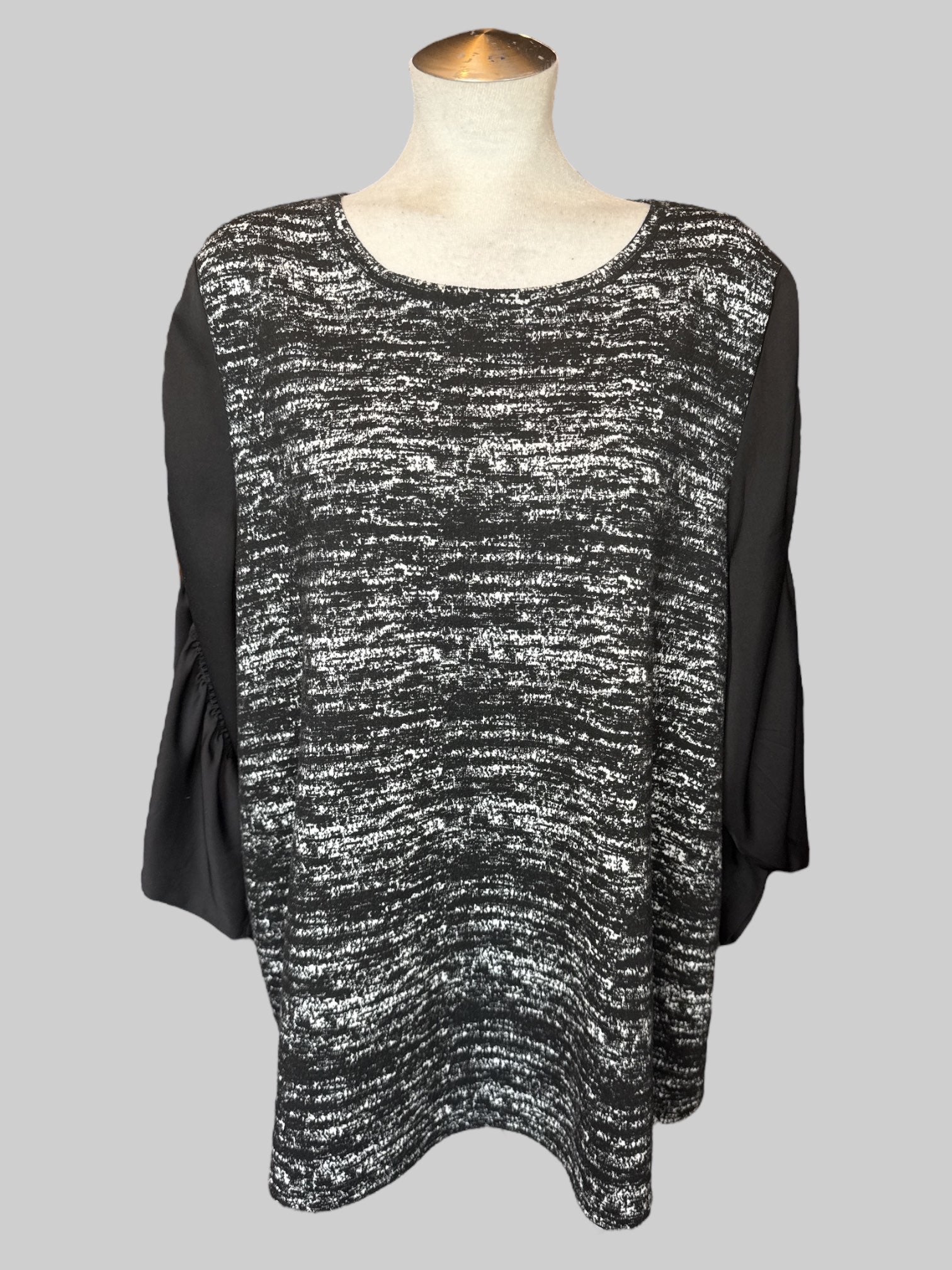 0X Black and white thick top with shirring on sleeves