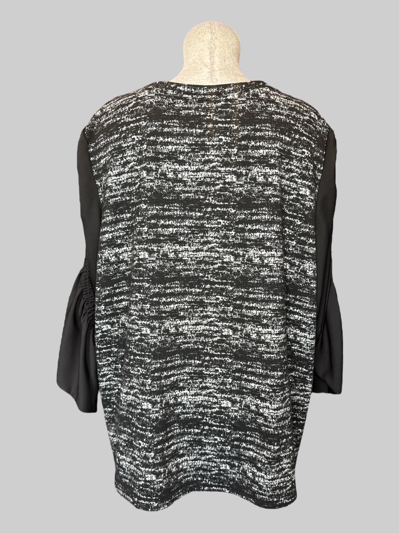 0X Black and white thick top with shirring on sleeves