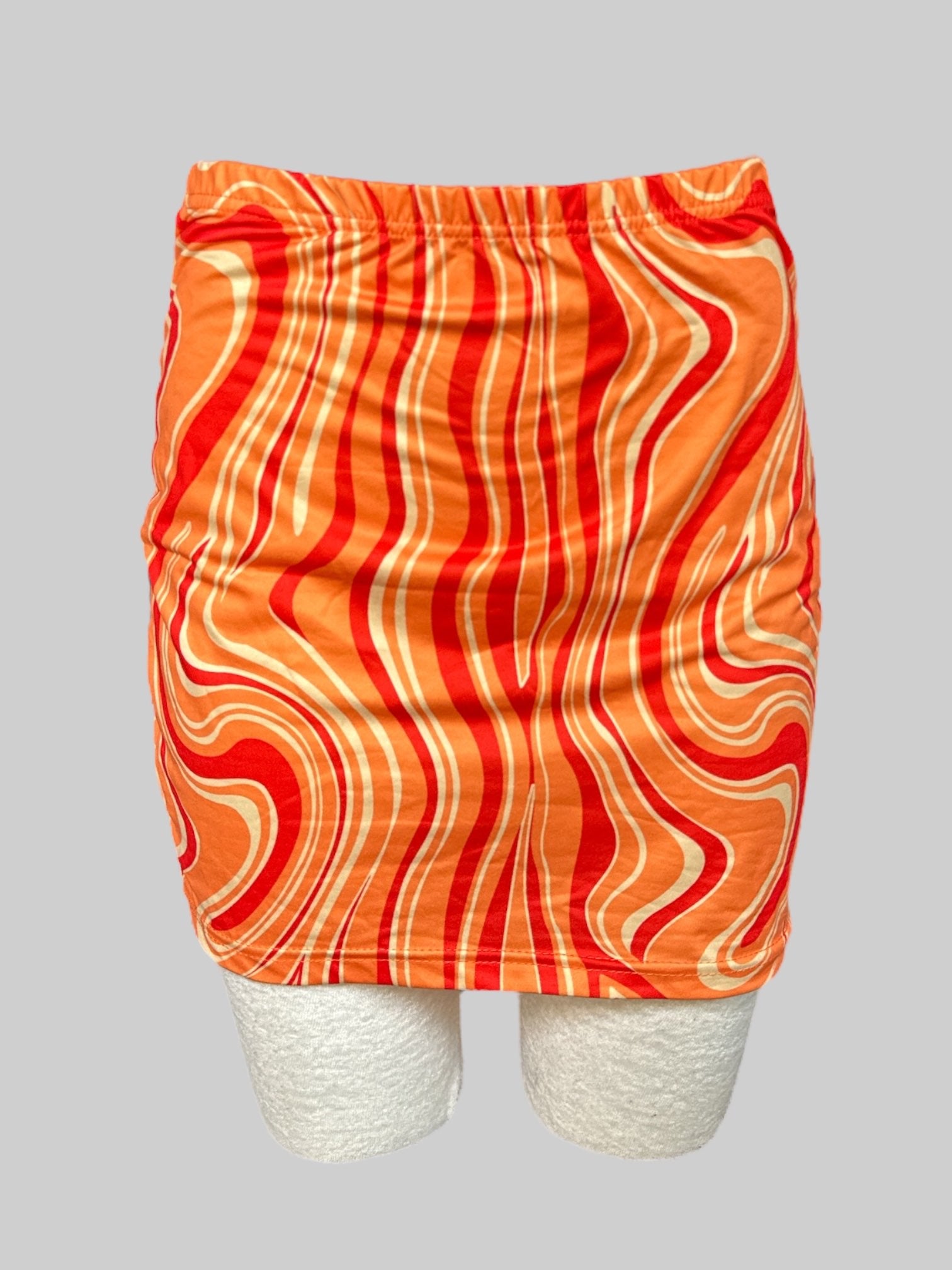 M Short orange skirt with wavy designs, and elastic waistband