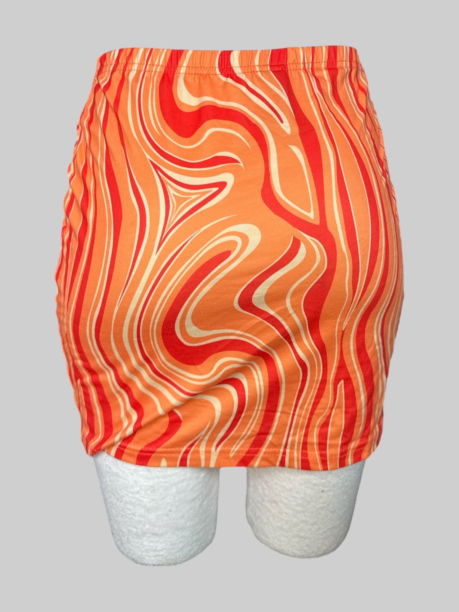 M Short orange skirt with wavy designs, and elastic waistband