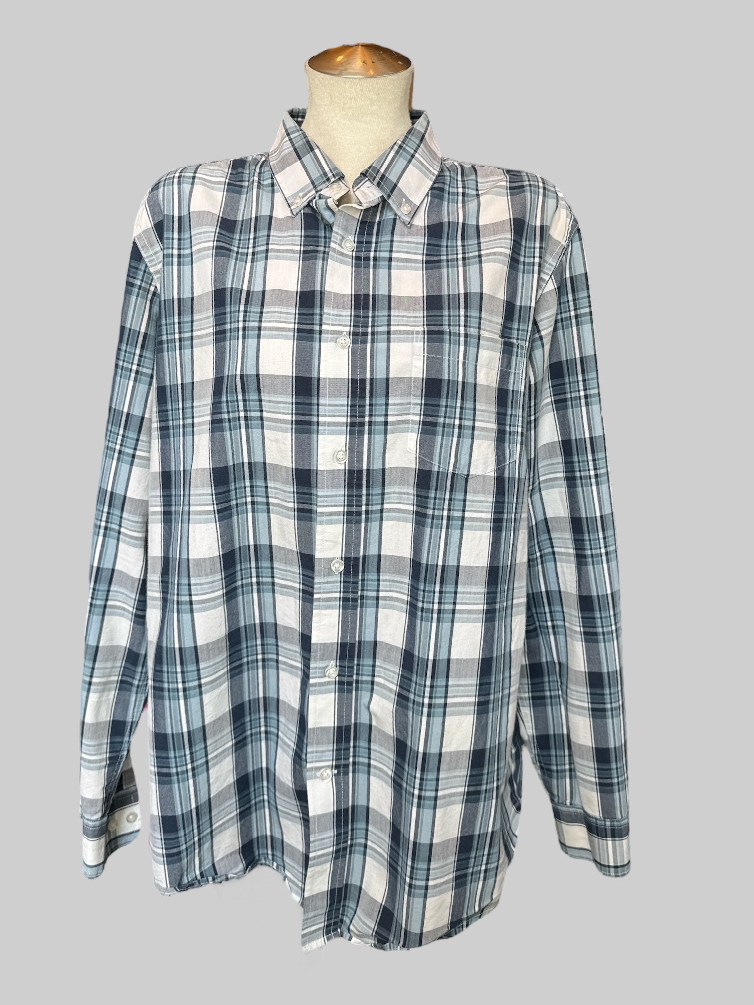 XL White and blue plaid button up