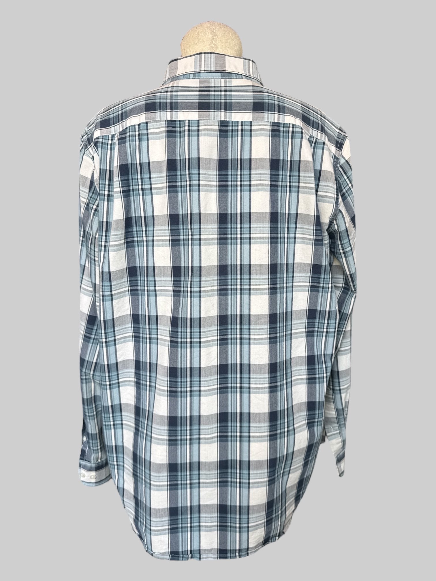 XL White and blue plaid button up