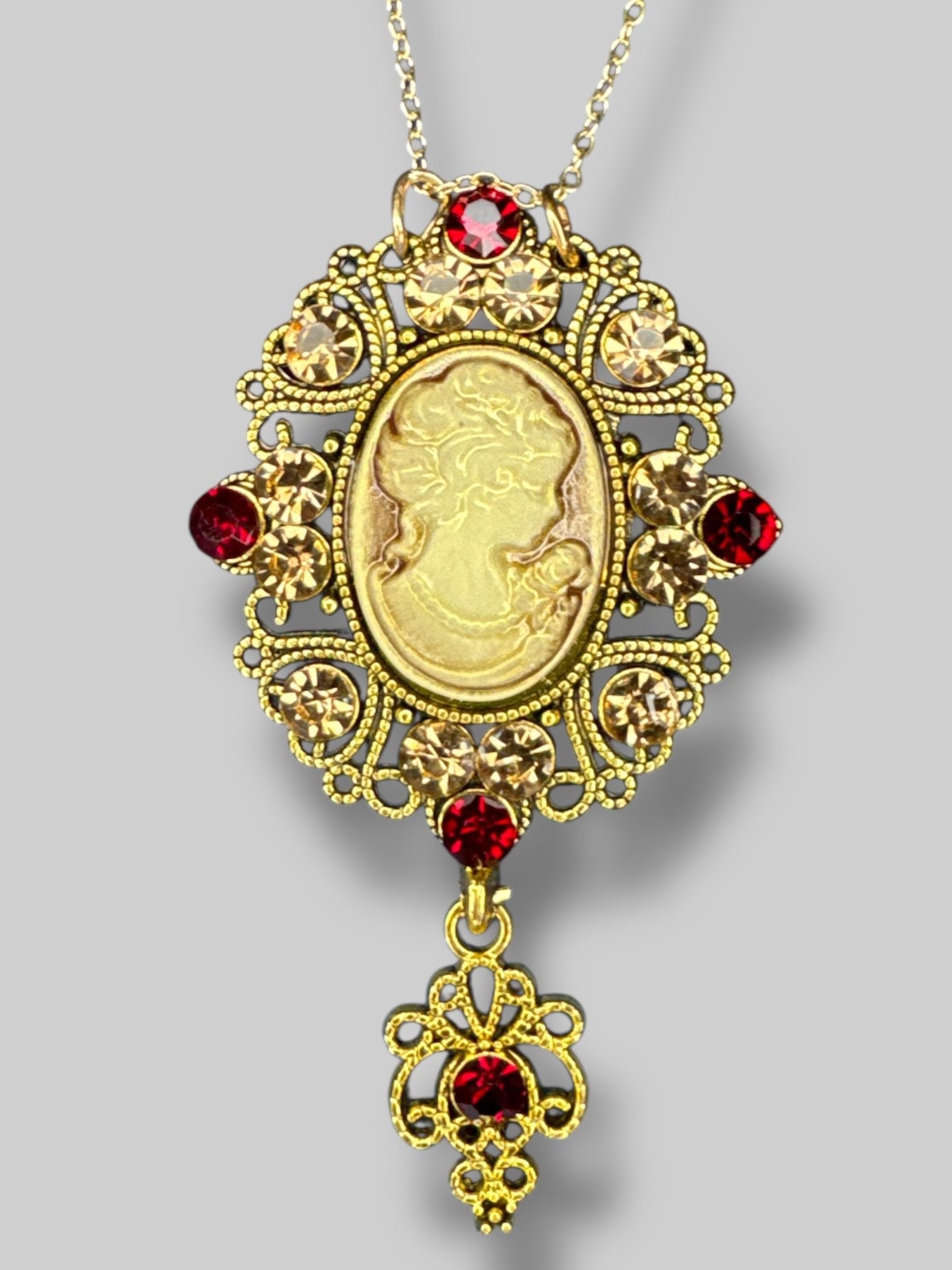 Gold tone necklace with beautiful cameo pendant