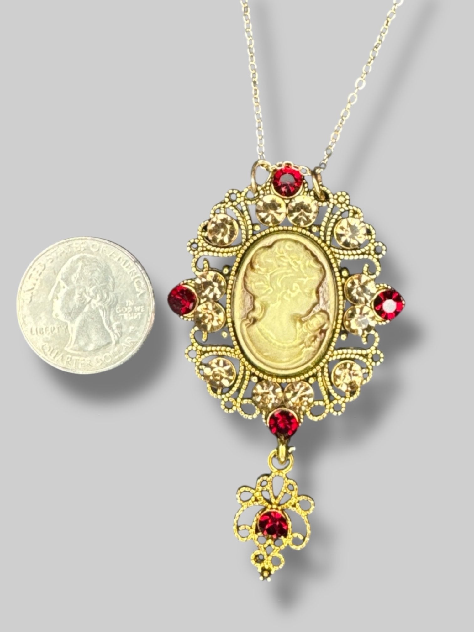 Gold tone necklace with beautiful cameo pendant