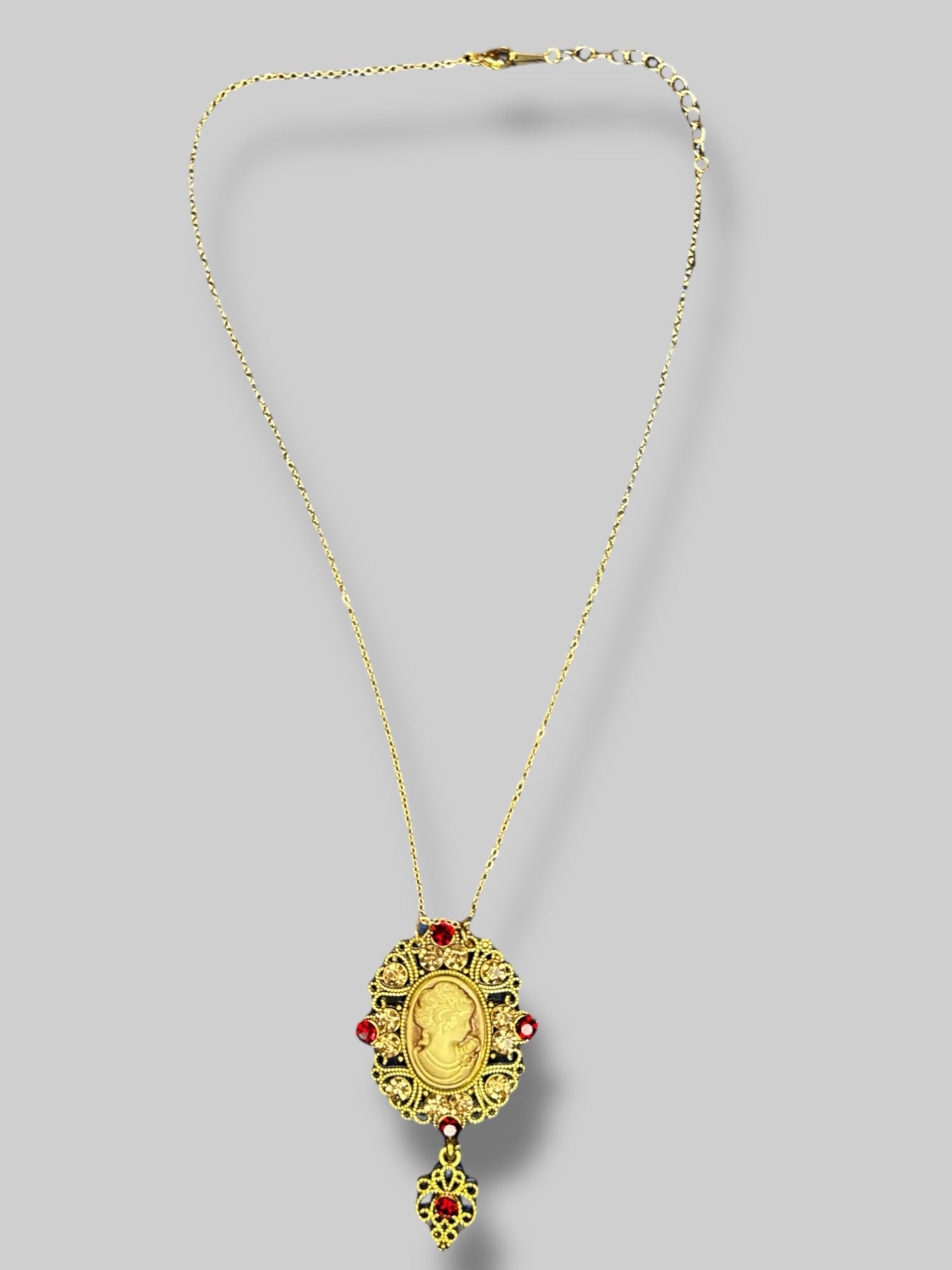Gold tone necklace with beautiful cameo pendant