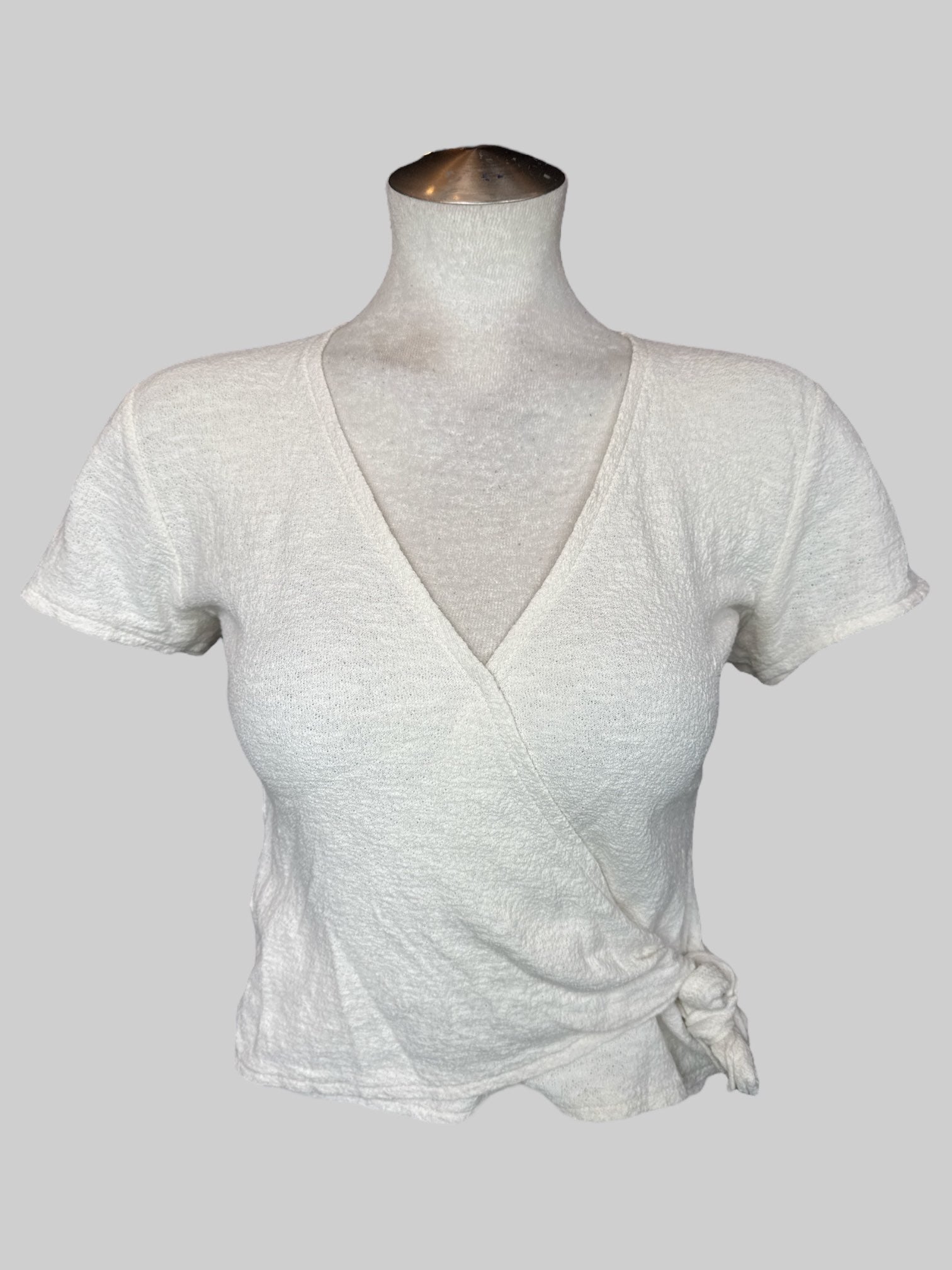 XL Off-white short sleeve crop top with button and tie on front